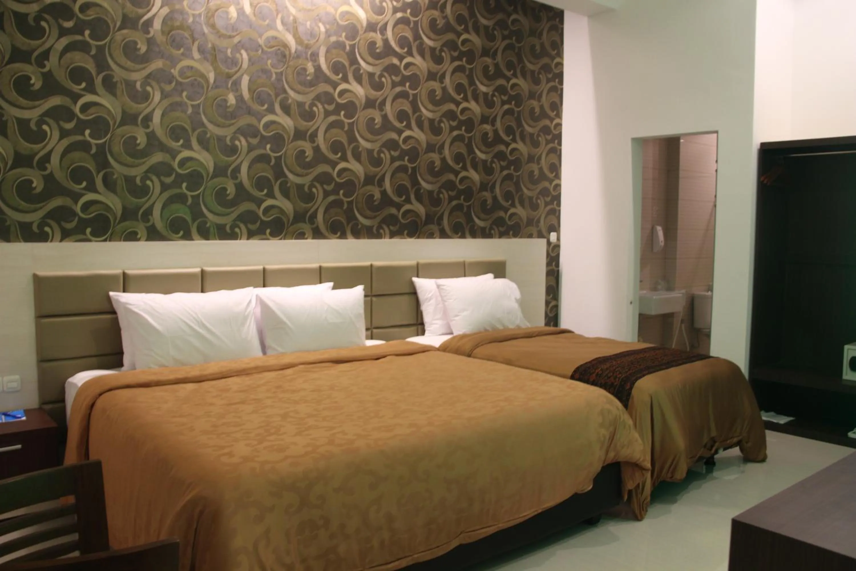 Bed in Tlogomas Guest House