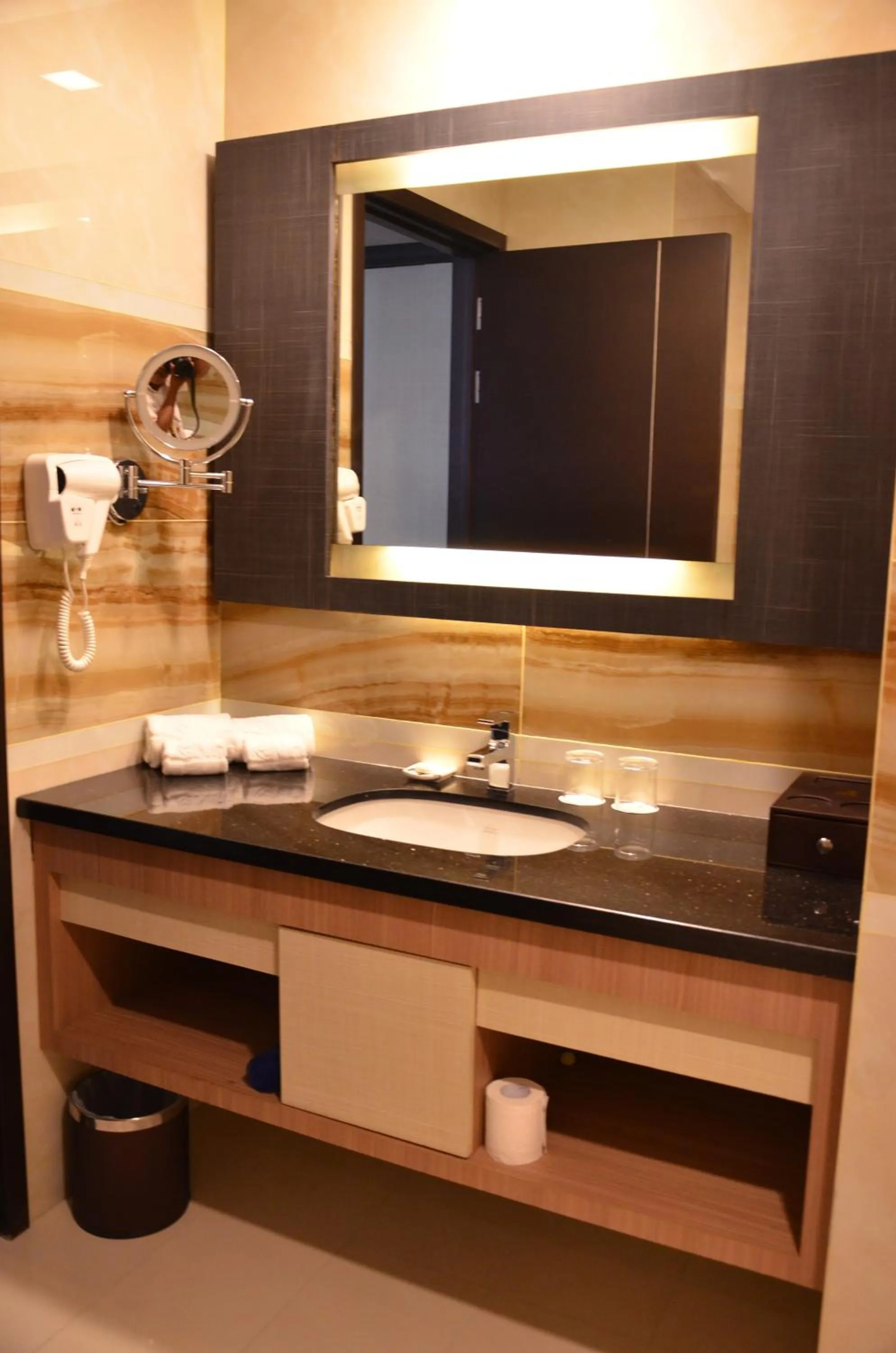 Bathroom in Nagoya Hill Hotel Batam