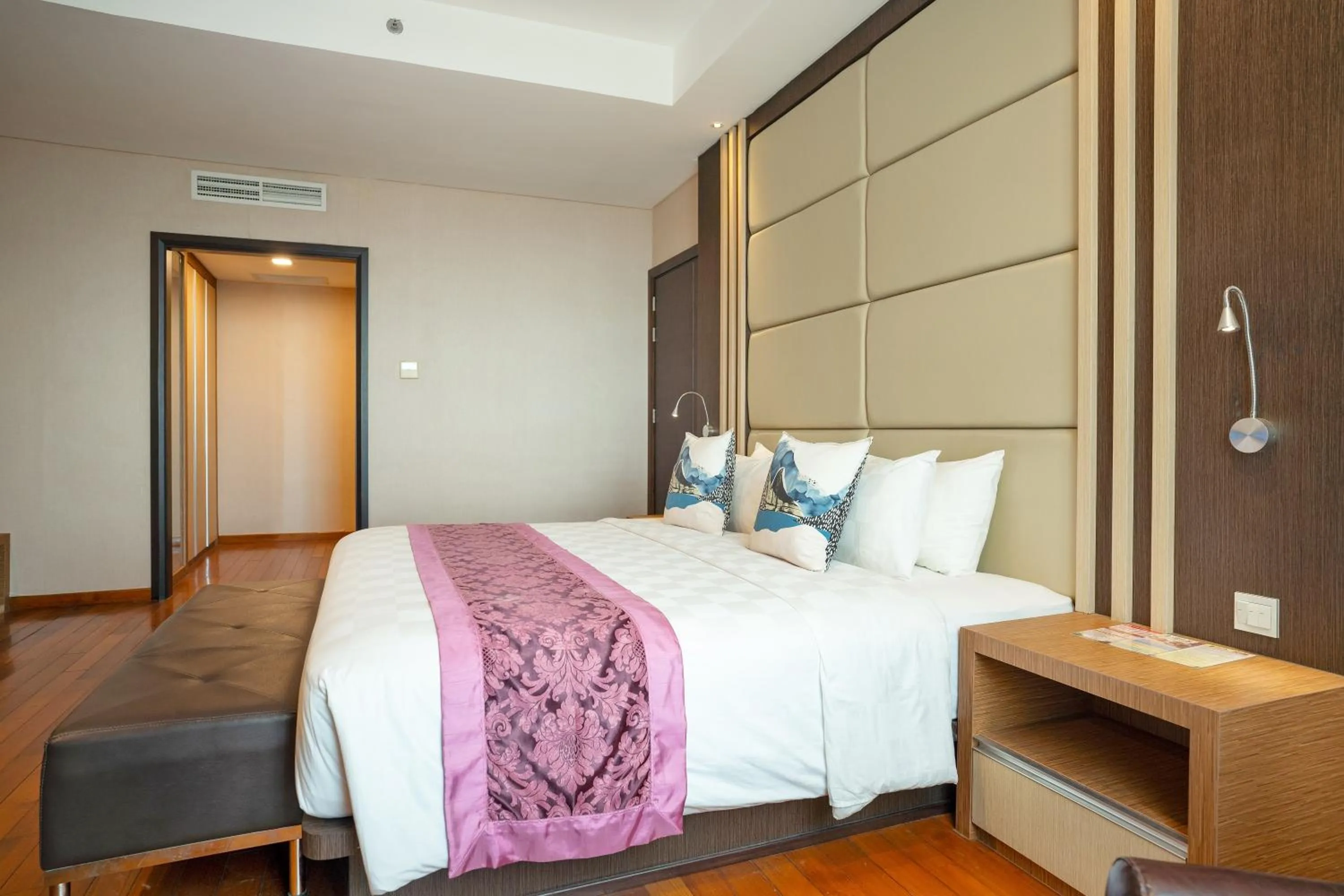 Bedroom, Bed in Nagoya Hill Hotel Batam
