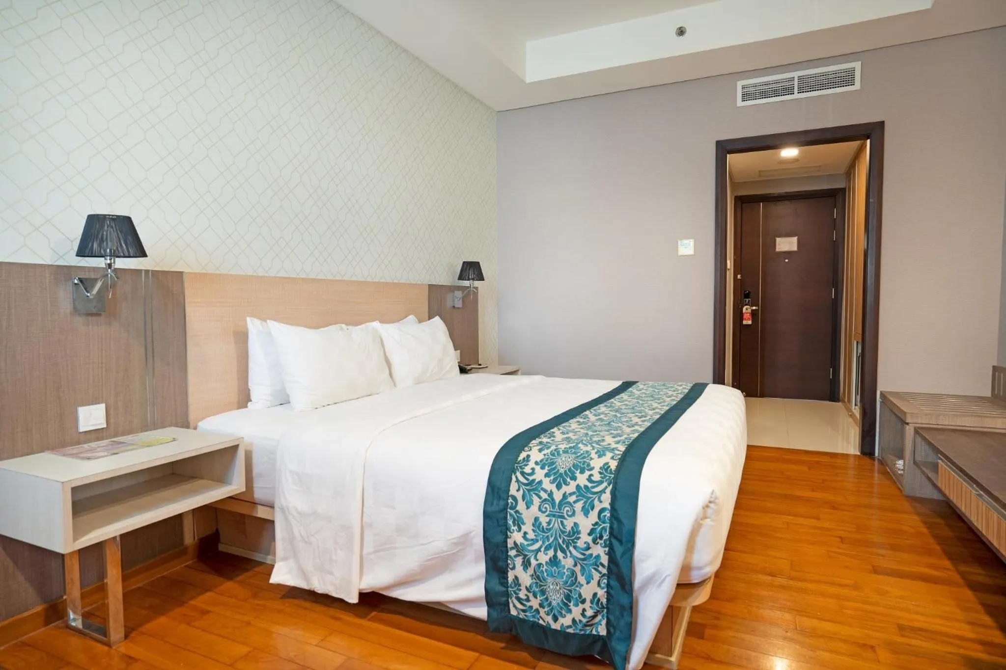 Bed in Nagoya Hill Hotel Batam