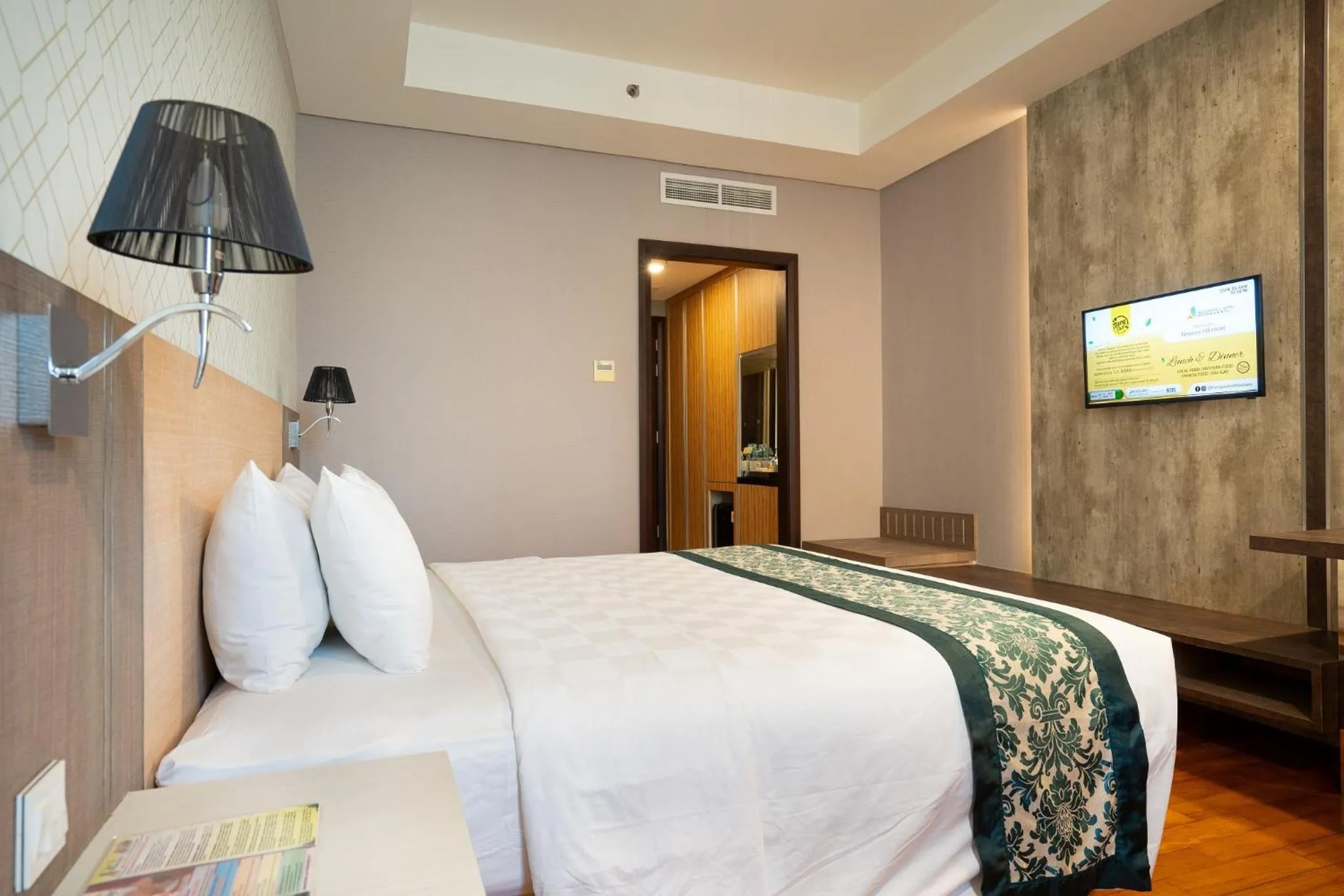 Bed in Nagoya Hill Hotel Batam