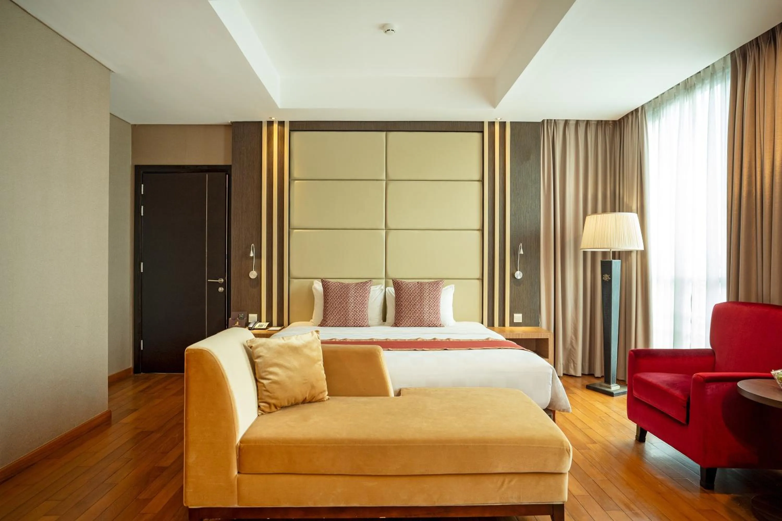 Bed in Nagoya Hill Hotel Batam