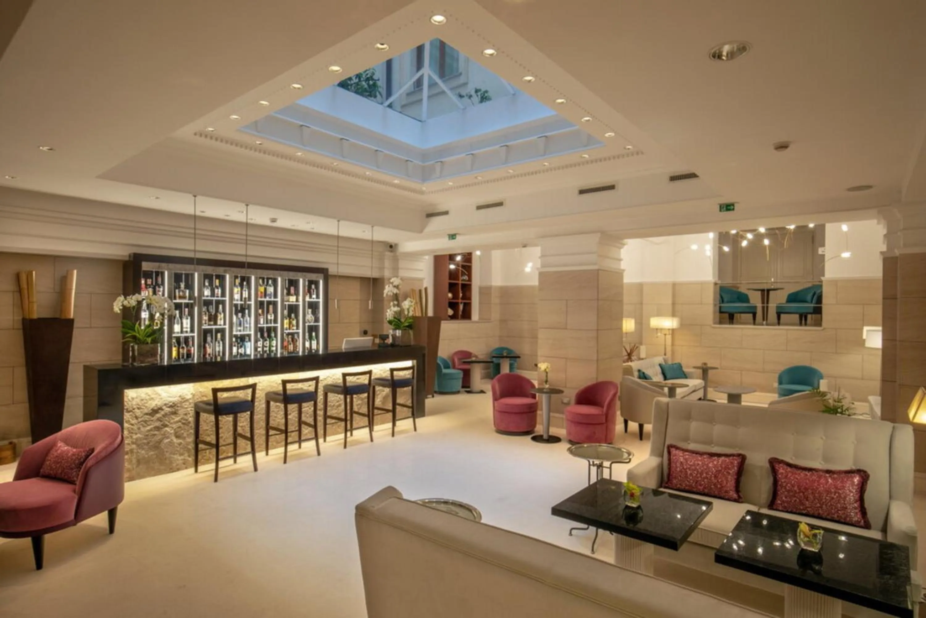 Lounge or bar in Rose Garden Palace Roma by OMNIA hotels