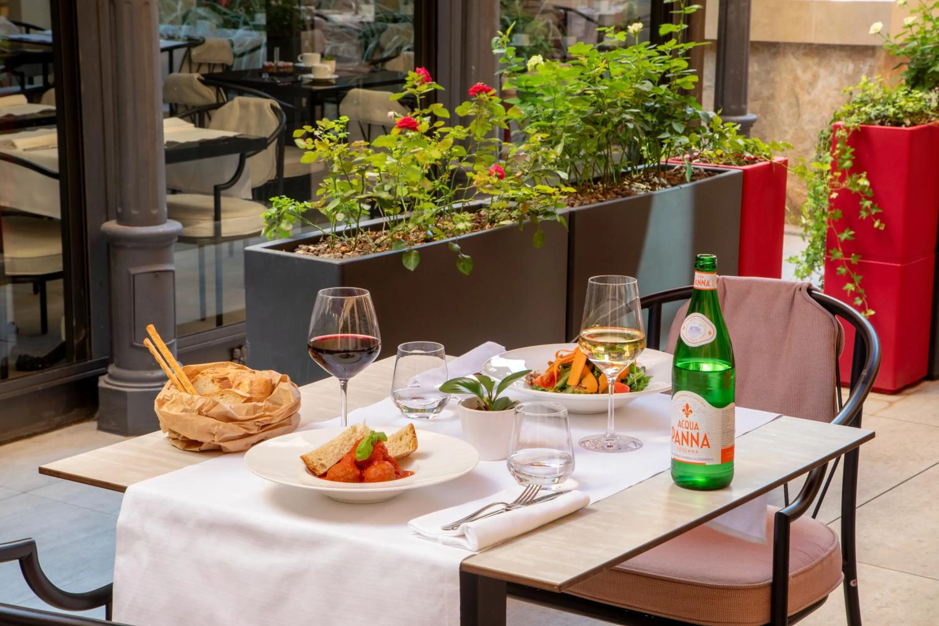 Restaurant/places to eat in Rose Garden Palace Roma by OMNIA hotels