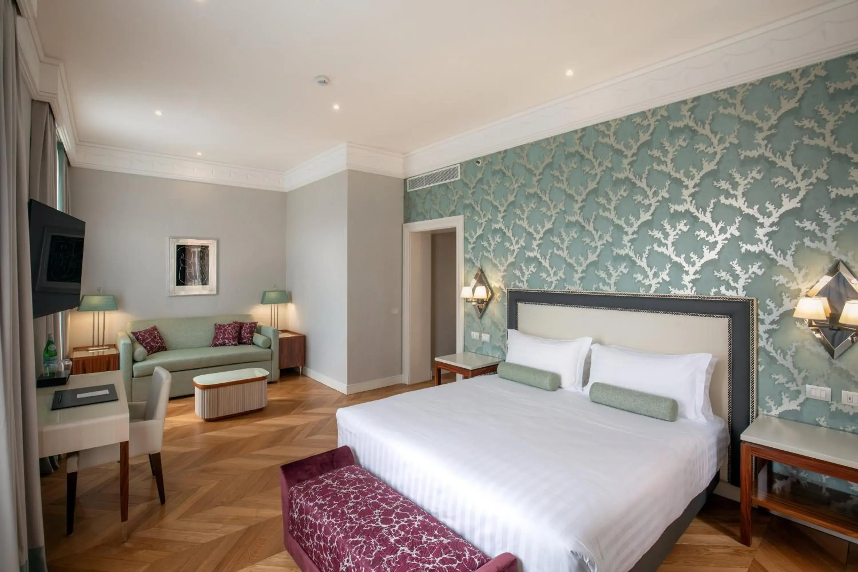 One-Bedroom Suite in Rose Garden Palace Roma by OMNIA hotels One-Bedroom Suite in Rose Garden Palace Roma by OMNIA hotels