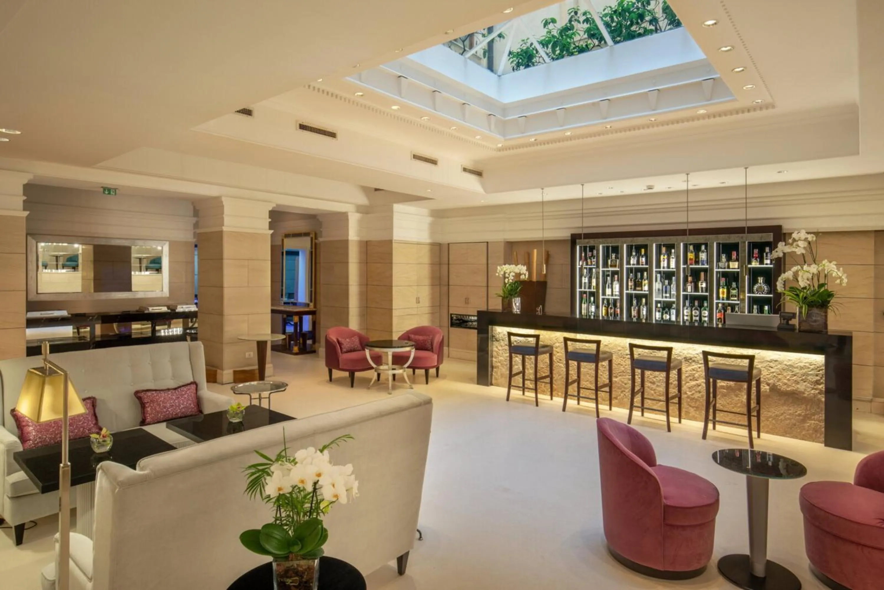 Lounge or bar in Rose Garden Palace Roma by OMNIA hotels