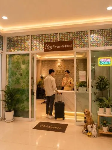 Ree- Riverside hotel