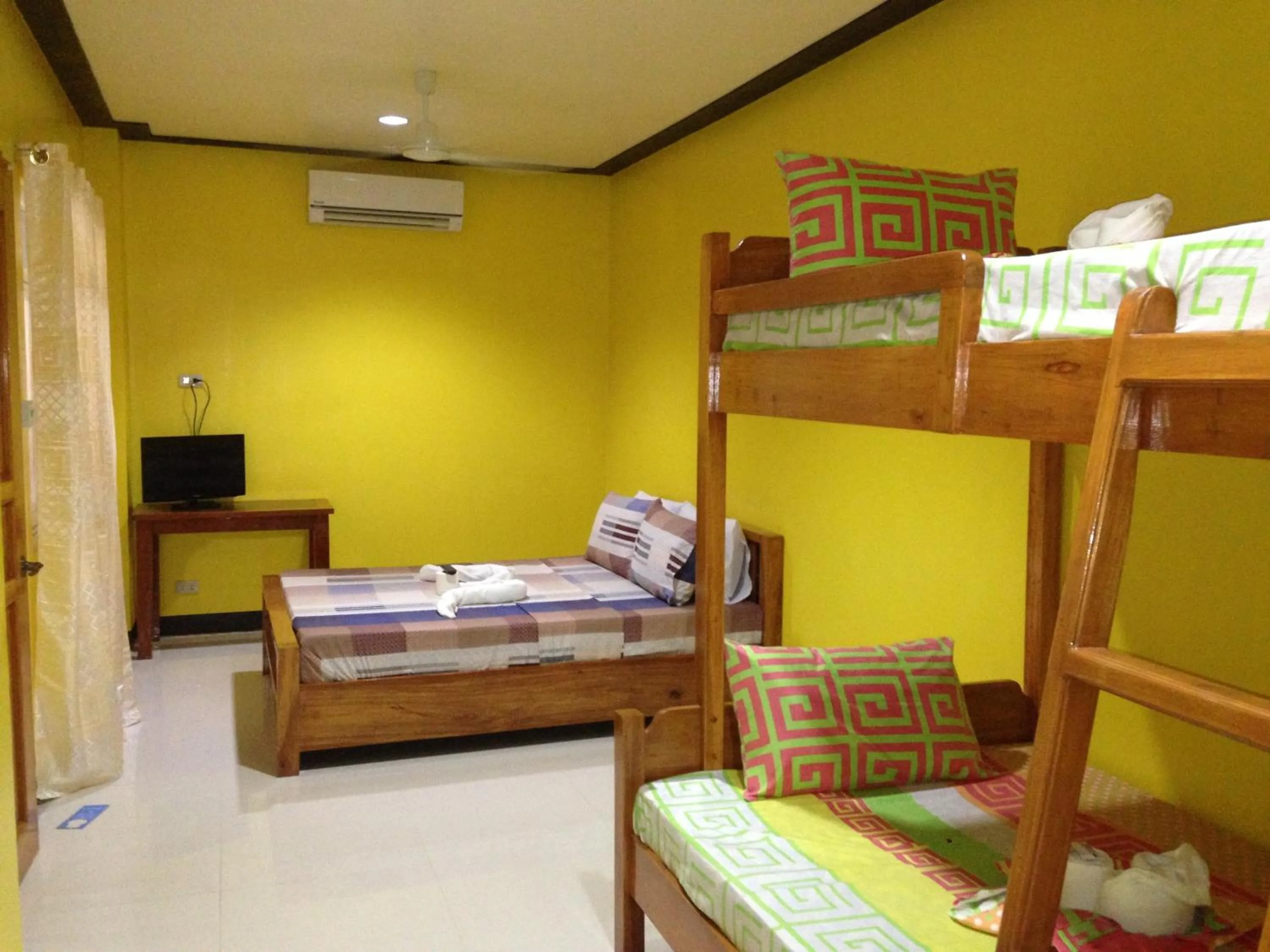 Photo of the whole room, Bunk Bed in OYO 938 Citrine Travel Lodge