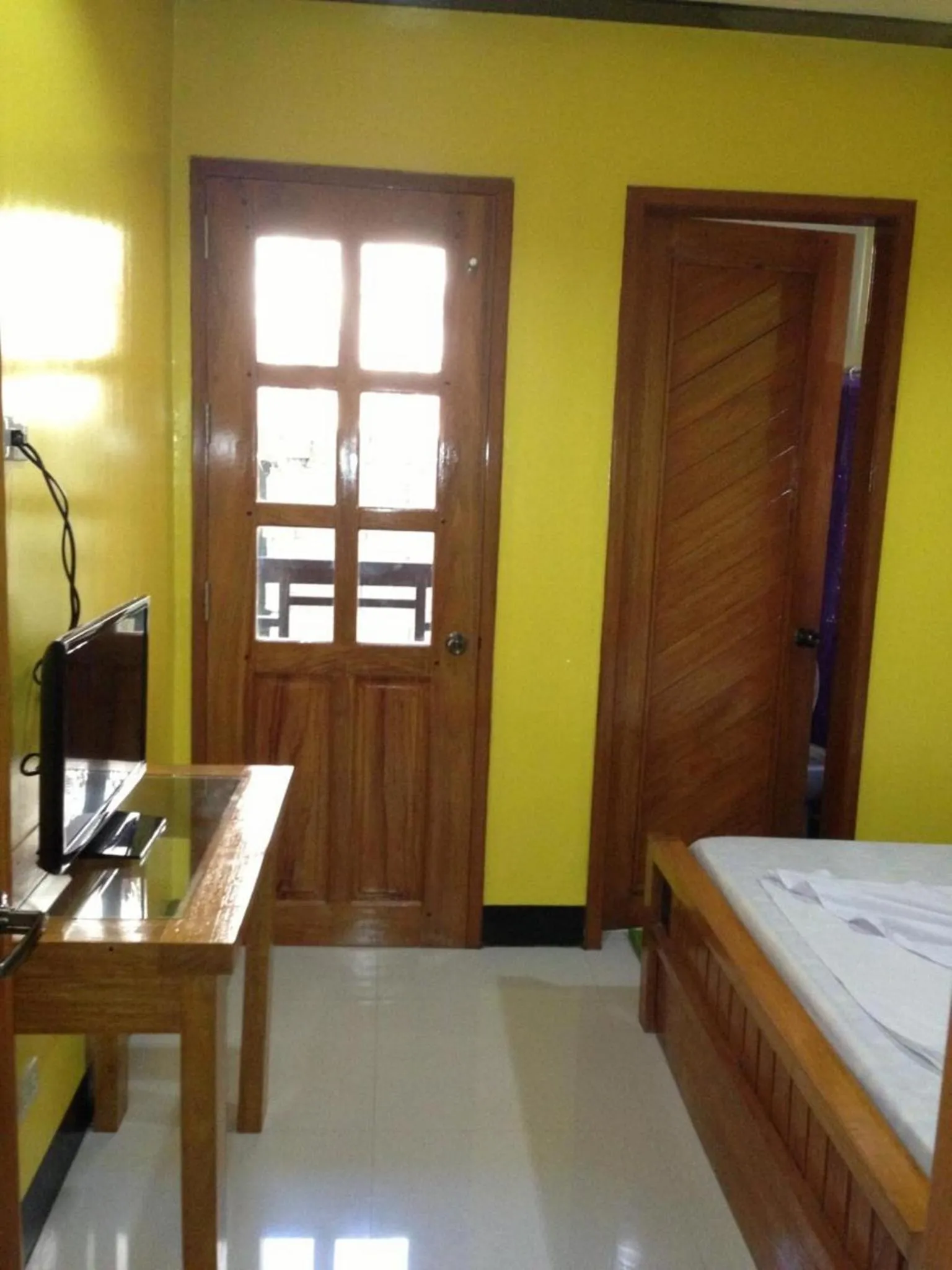 Decorative detail, TV/Entertainment Center in OYO 938 Citrine Travel Lodge