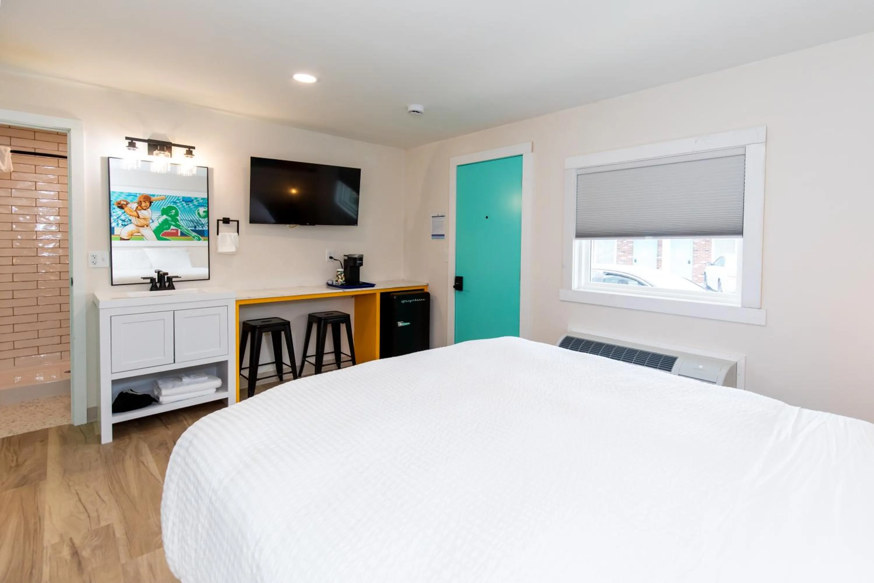 Deluxe Double Room with Bath in HomeField Inn