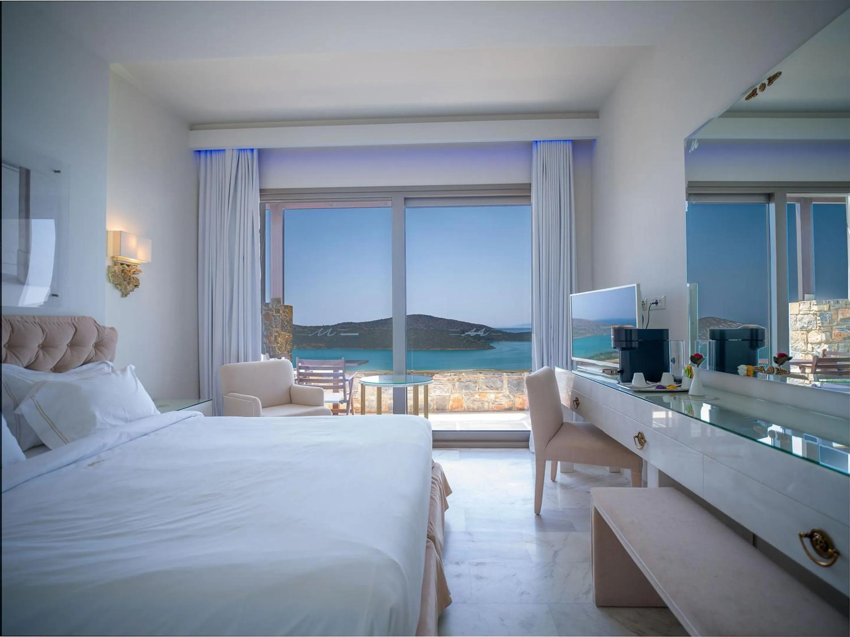 Bedroom, Bed in Royal Marmin Bay Boutique & Art Hotel