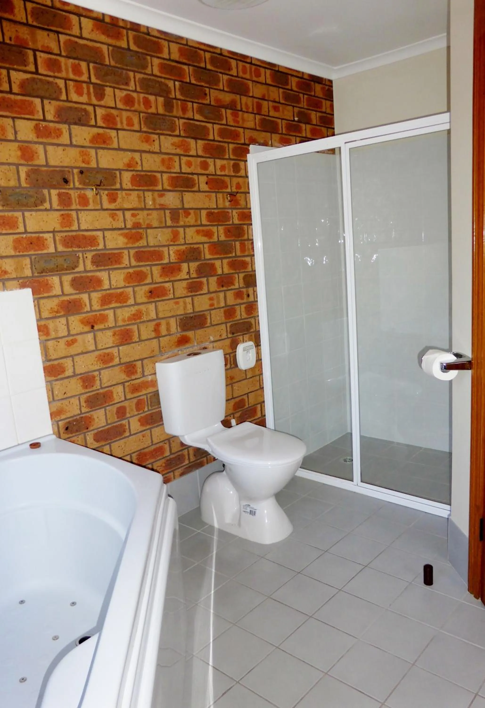 Bathroom in Victoriana Motor Inn