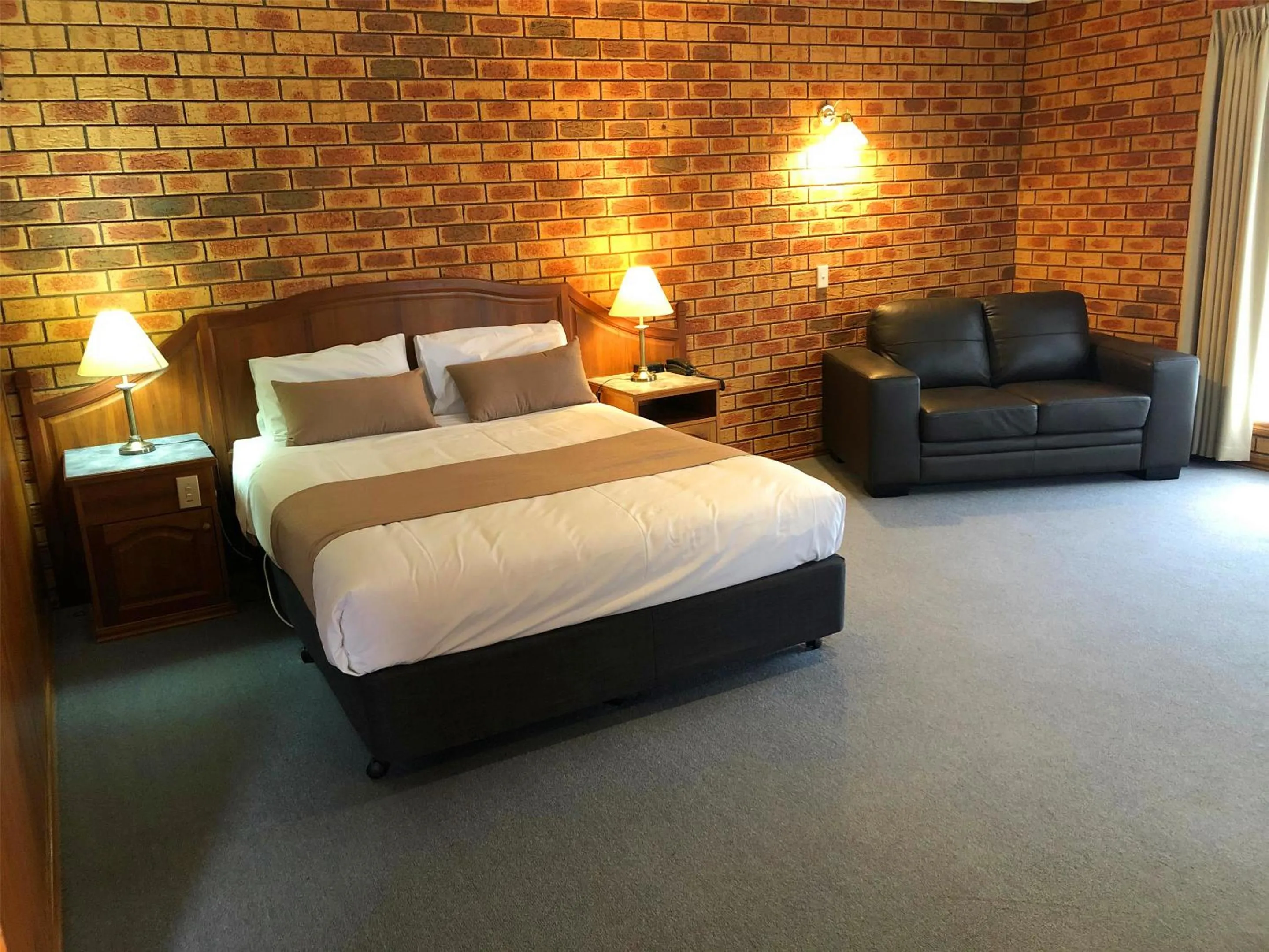Seating area, Bed in Victoriana Motor Inn