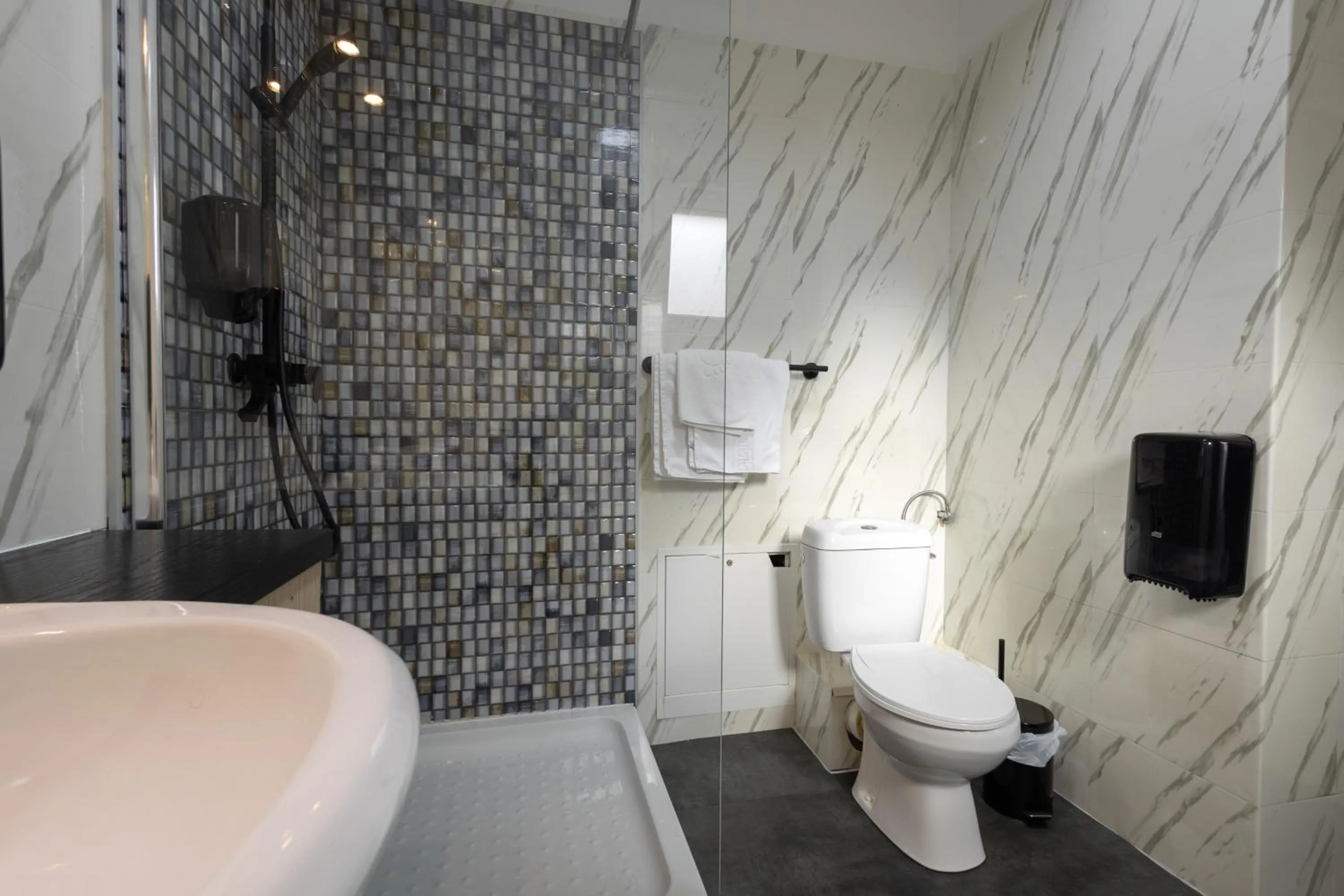 Shower in Apart Hotel Bonjour Cluj