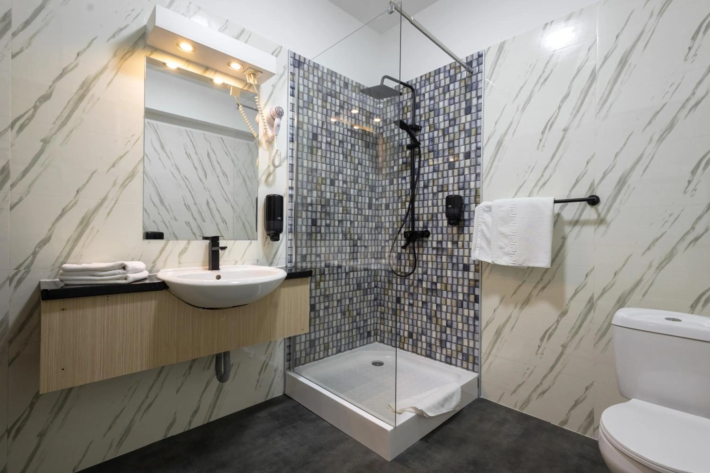 Shower in Apart Hotel Bonjour Cluj