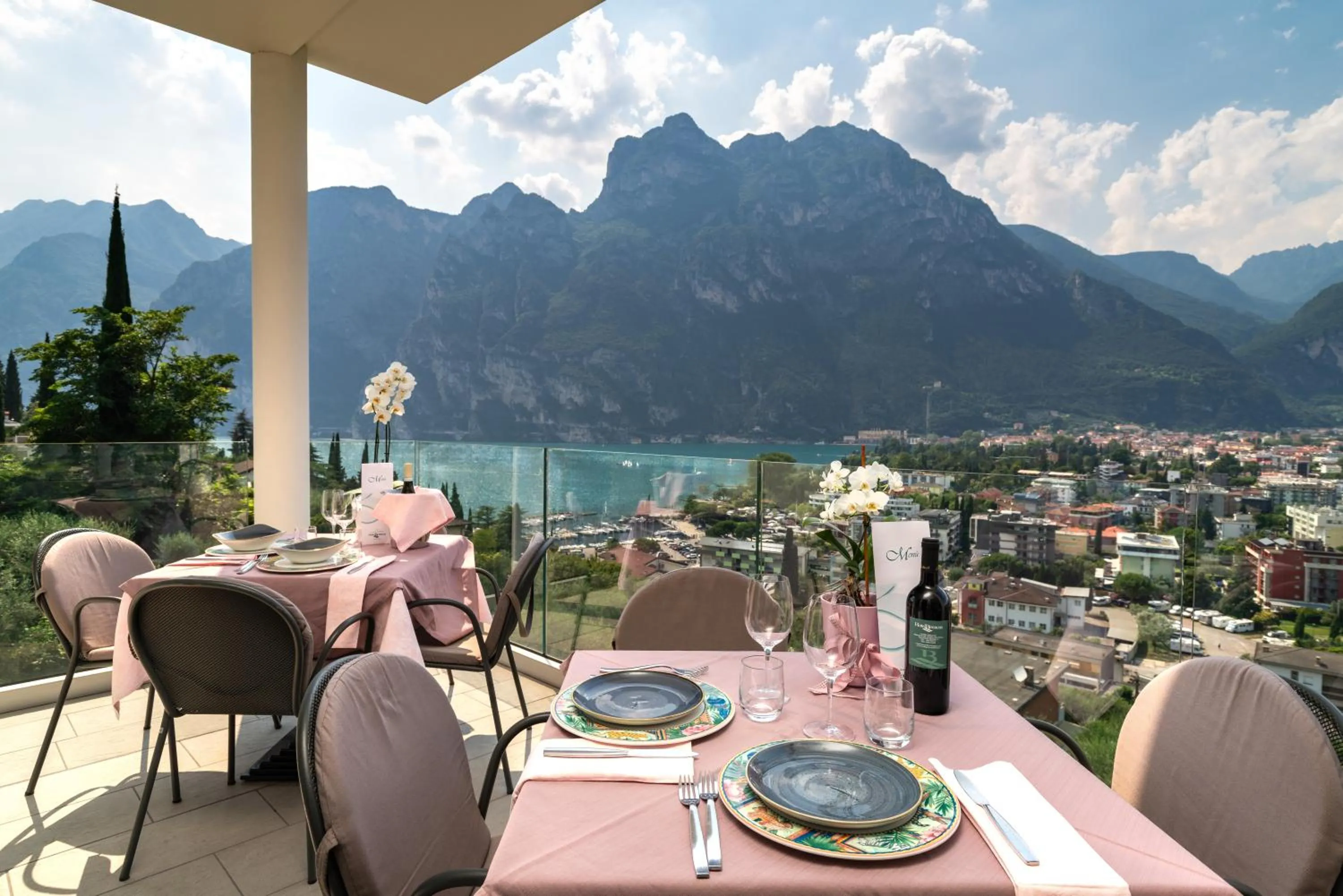 Restaurant/places to eat in Hotel Benacus Panoramic