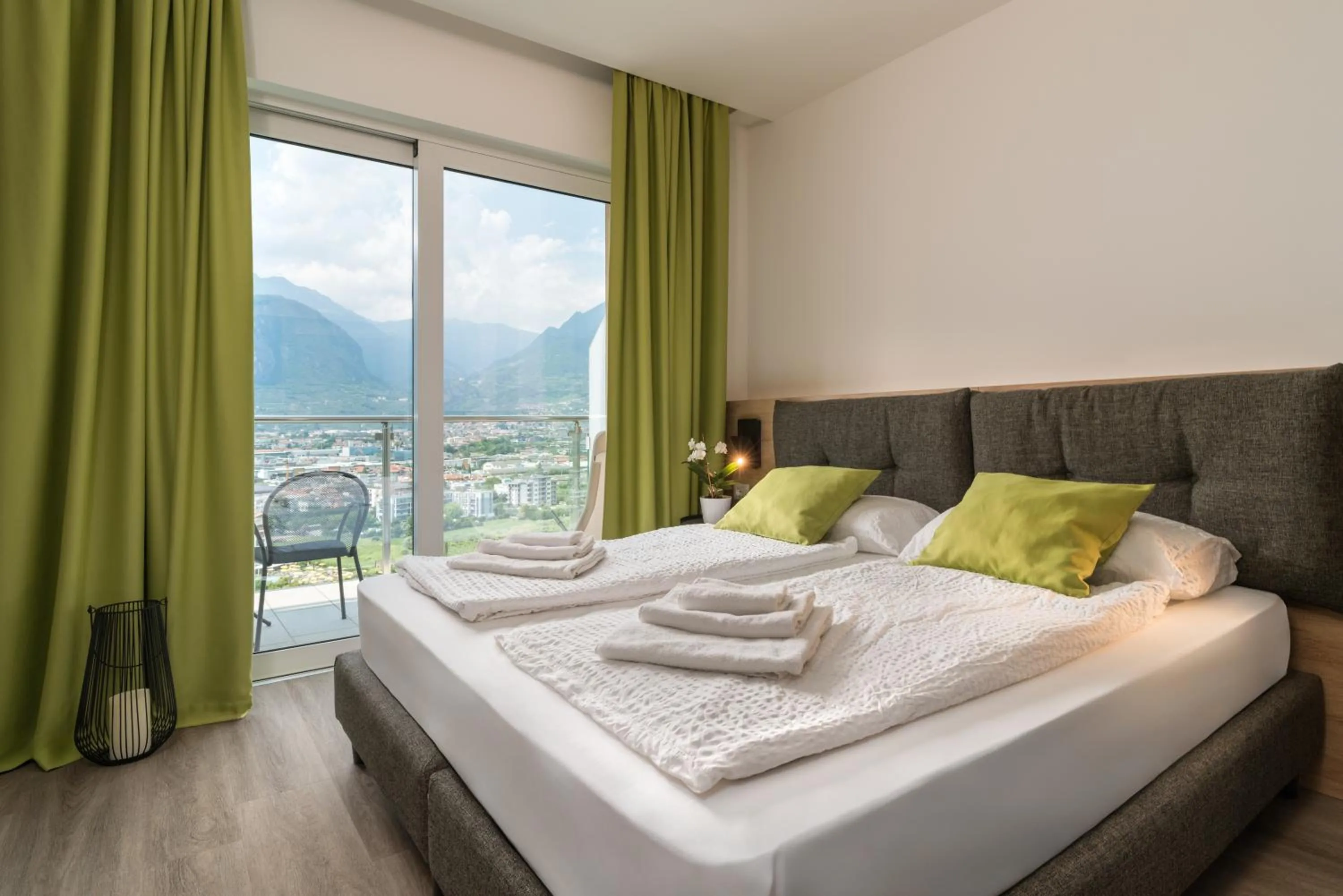 Junior Suite with Balcony and Lake View in Hotel Benacus Panoramic