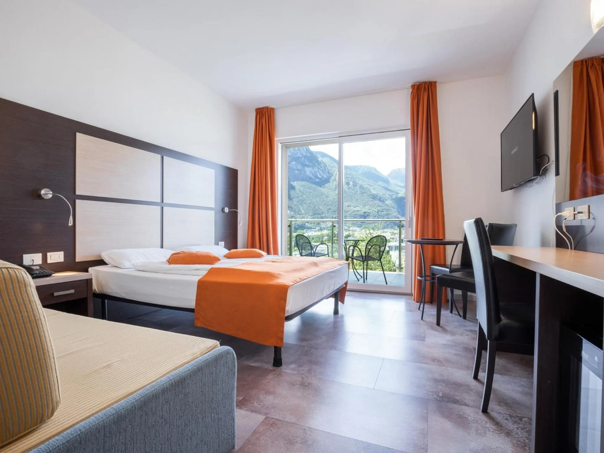 Superior Queen Room with Balcony and Lake View in Hotel Benacus Panoramic