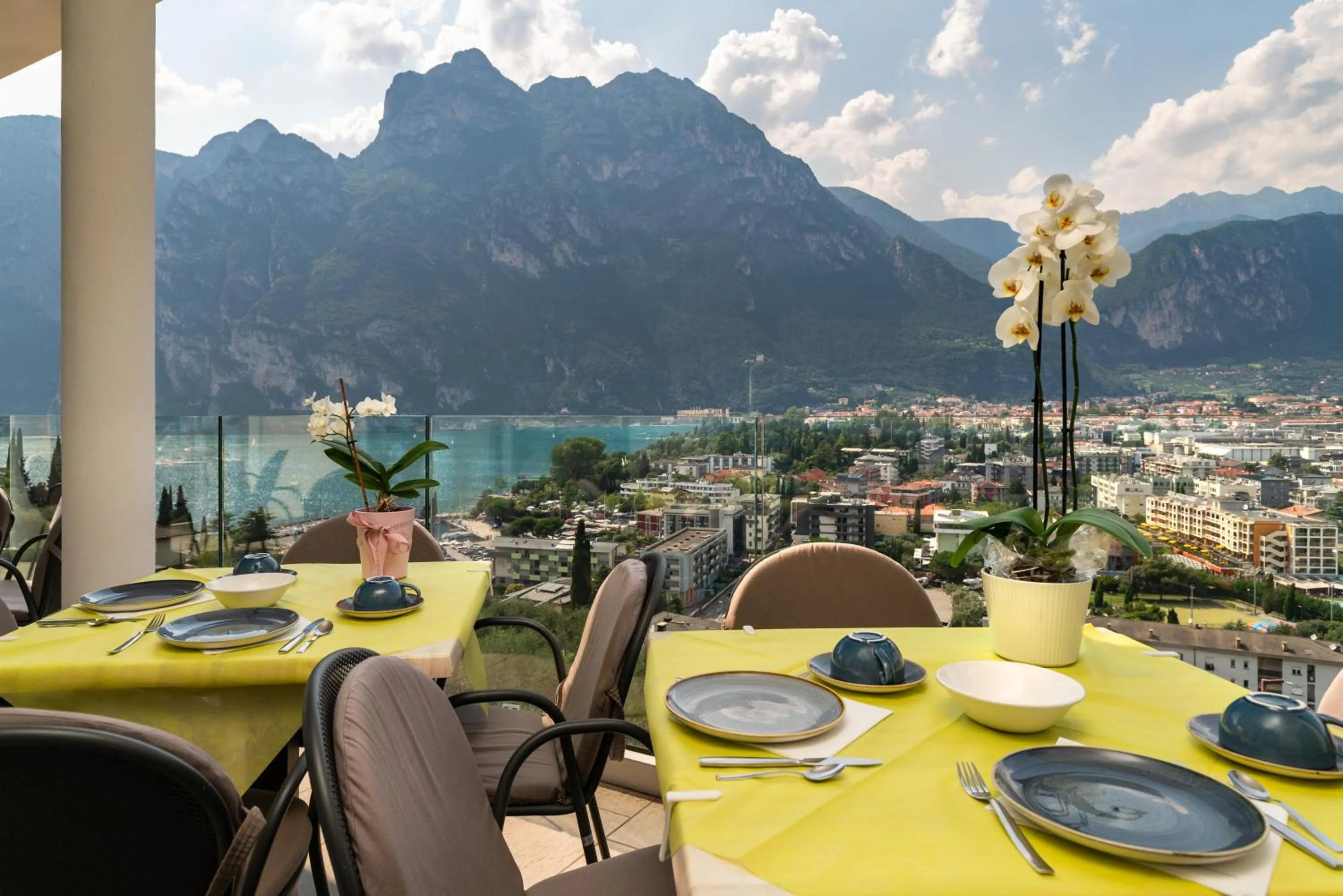 Restaurant/places to eat in Hotel Benacus Panoramic