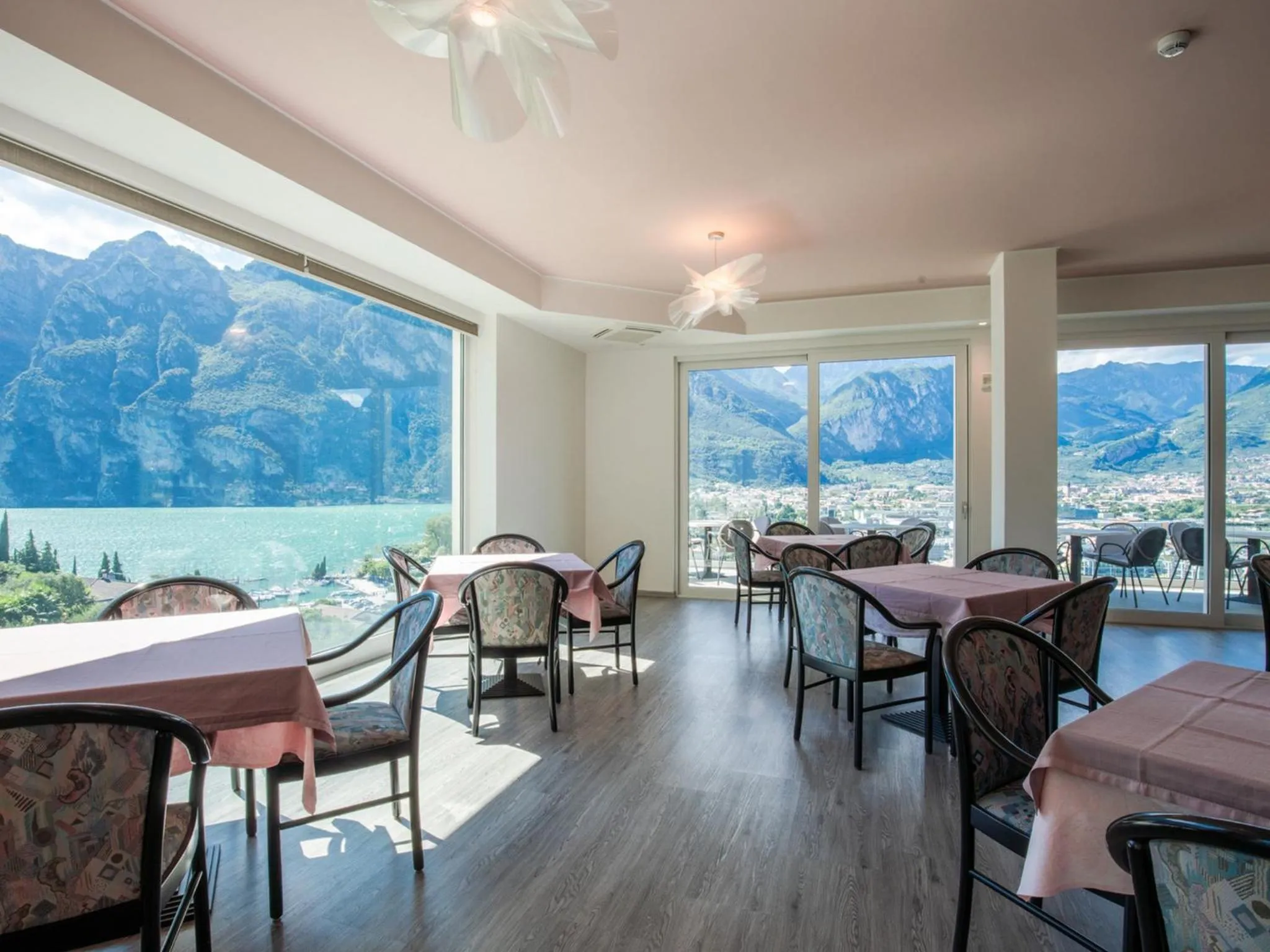 Lounge or bar in Hotel Benacus Panoramic