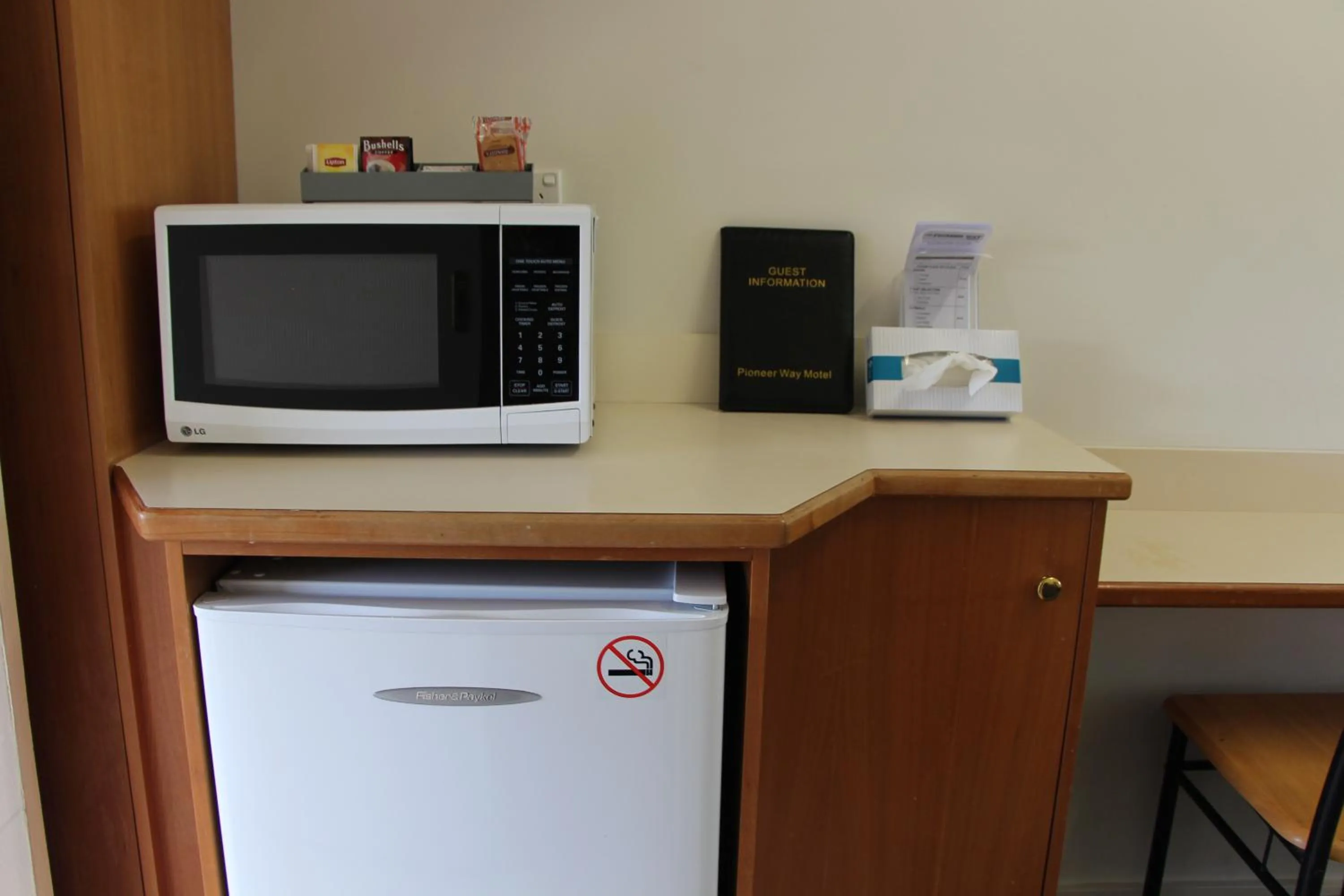Kitchen or kitchenette in The Pioneer Way Motel