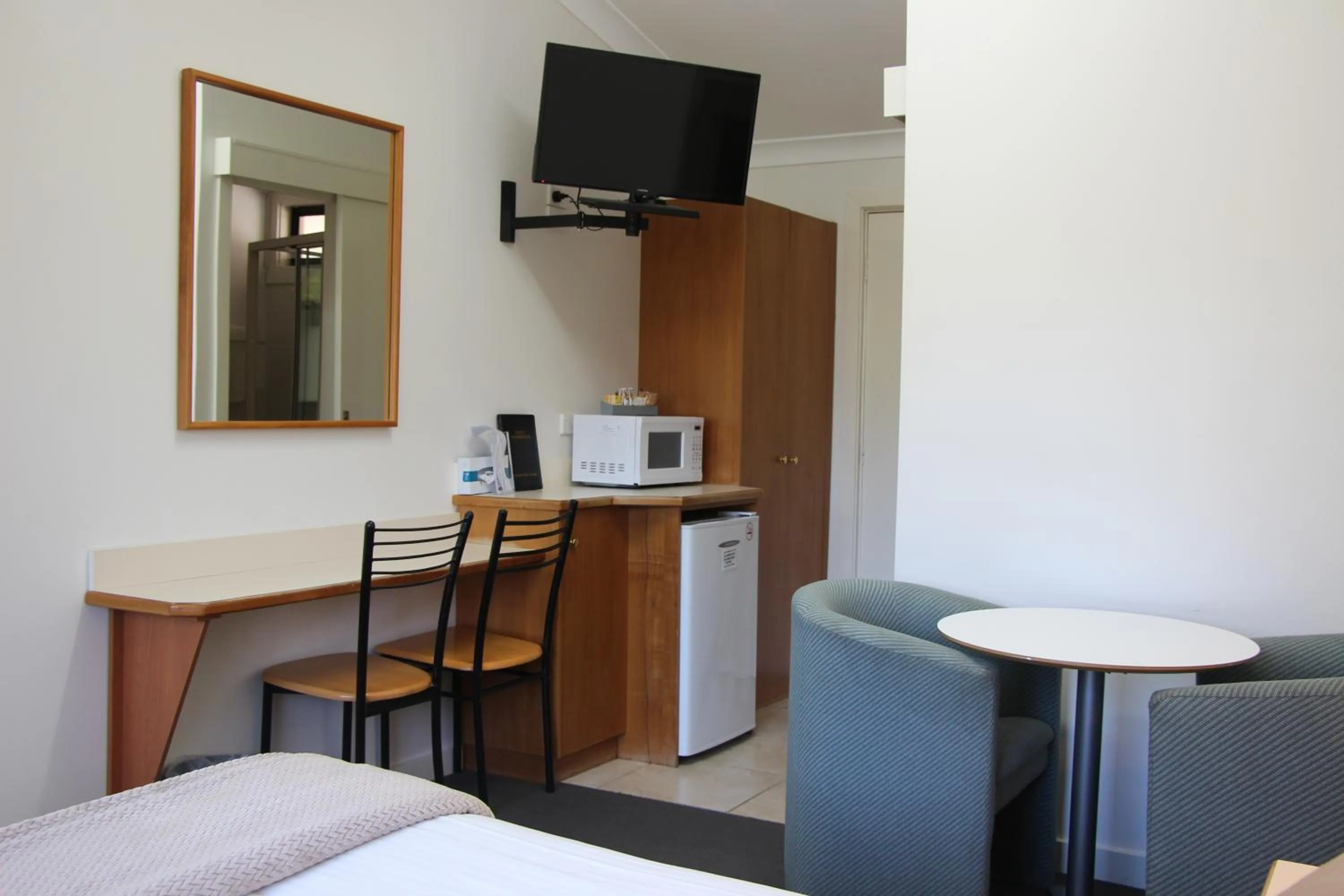 Seating area, Bed in The Pioneer Way Motel