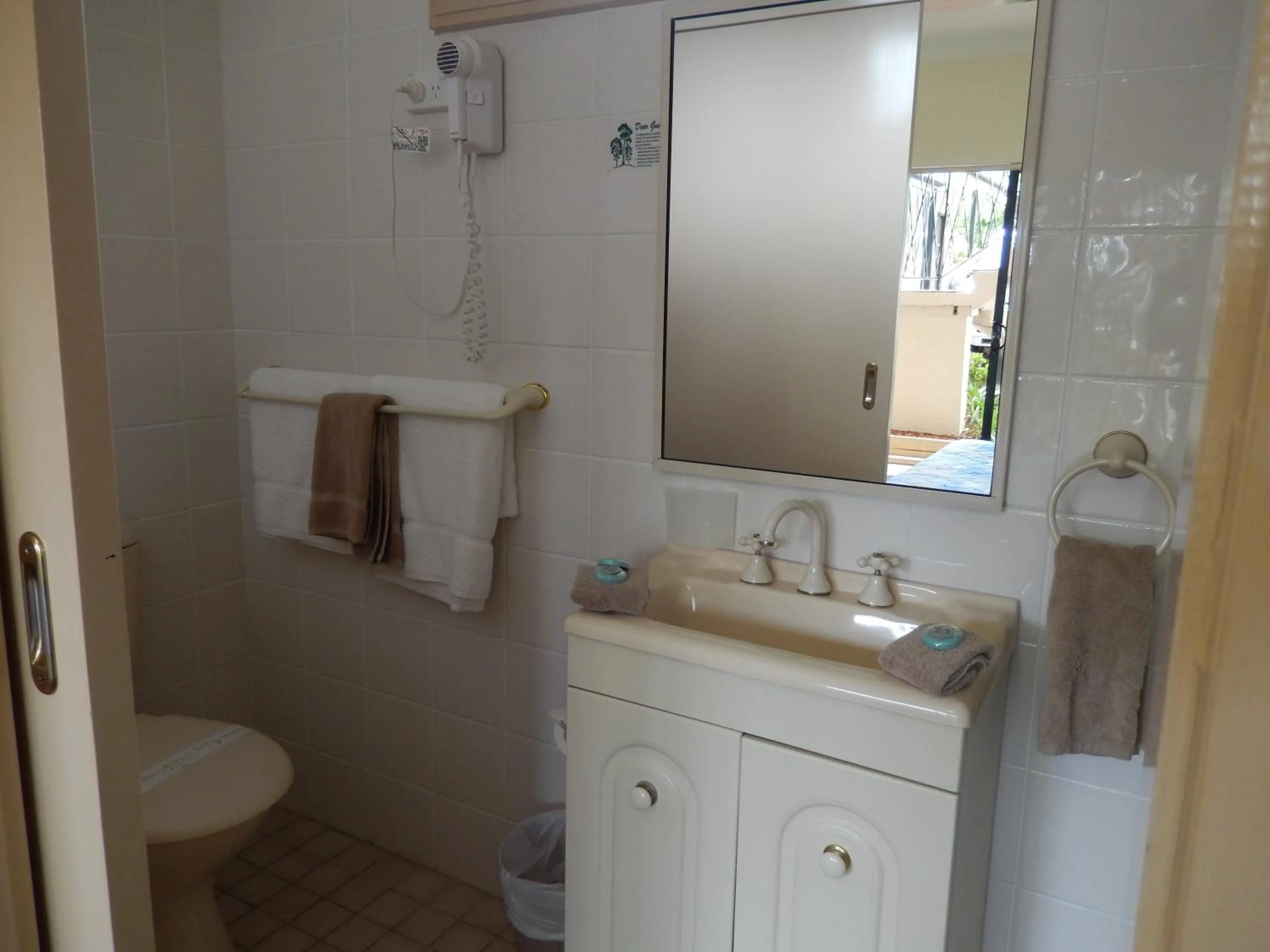 Bathroom in The Pioneer Way Motel