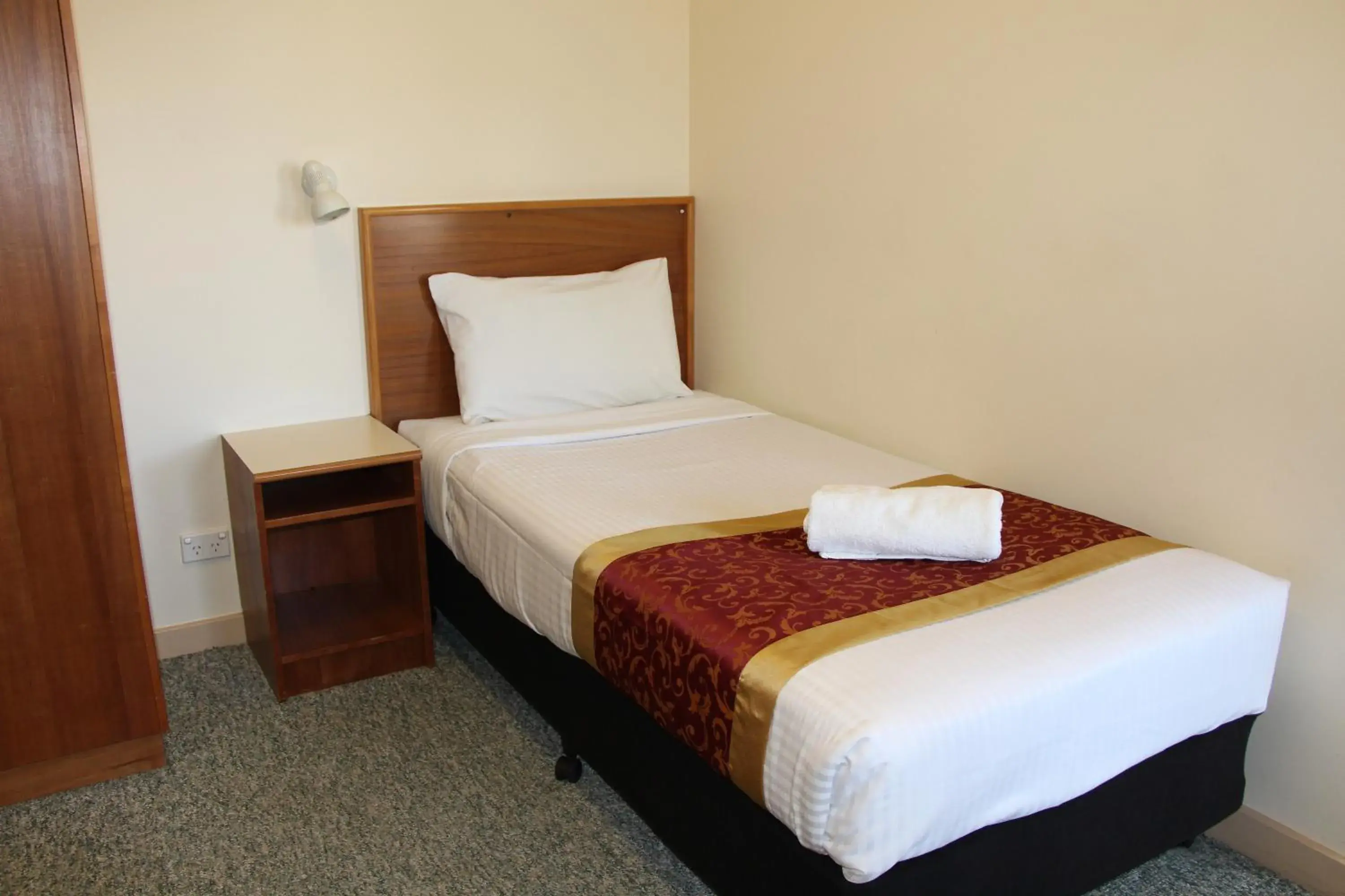 Bedroom, Bed in The Pioneer Way Motel Bedroom, Bed in The Pioneer Way Motel