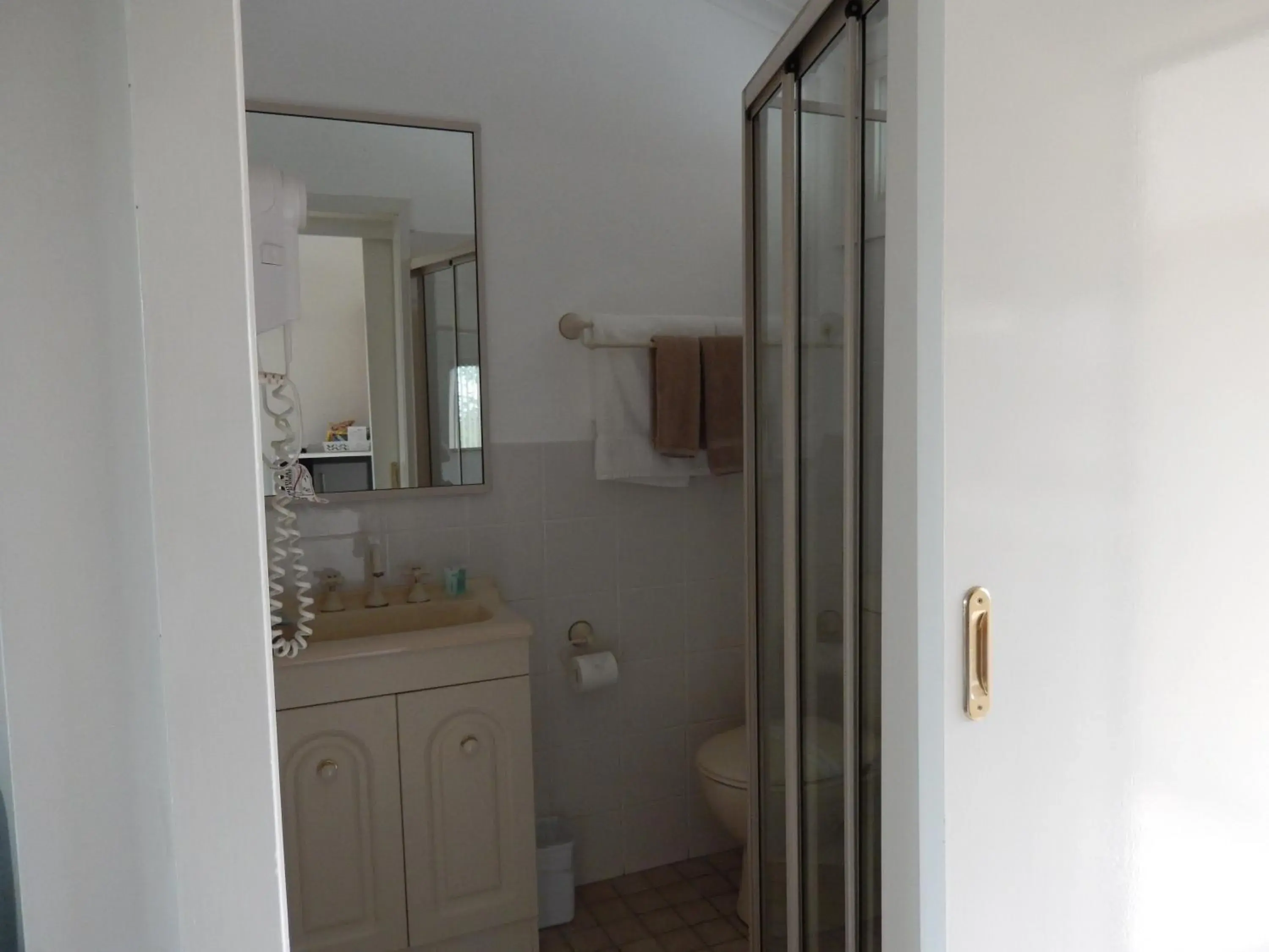 Bathroom in The Pioneer Way Motel Bathroom in The Pioneer Way Motel