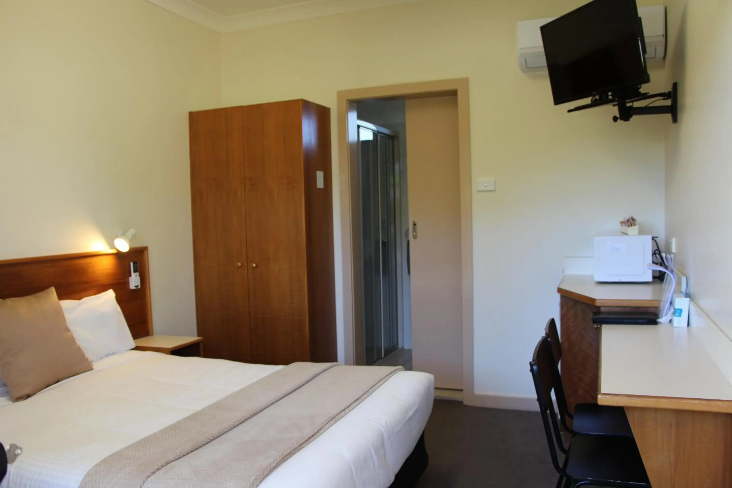 Bedroom, Bed in The Pioneer Way Motel Bedroom, Bed in The Pioneer Way Motel