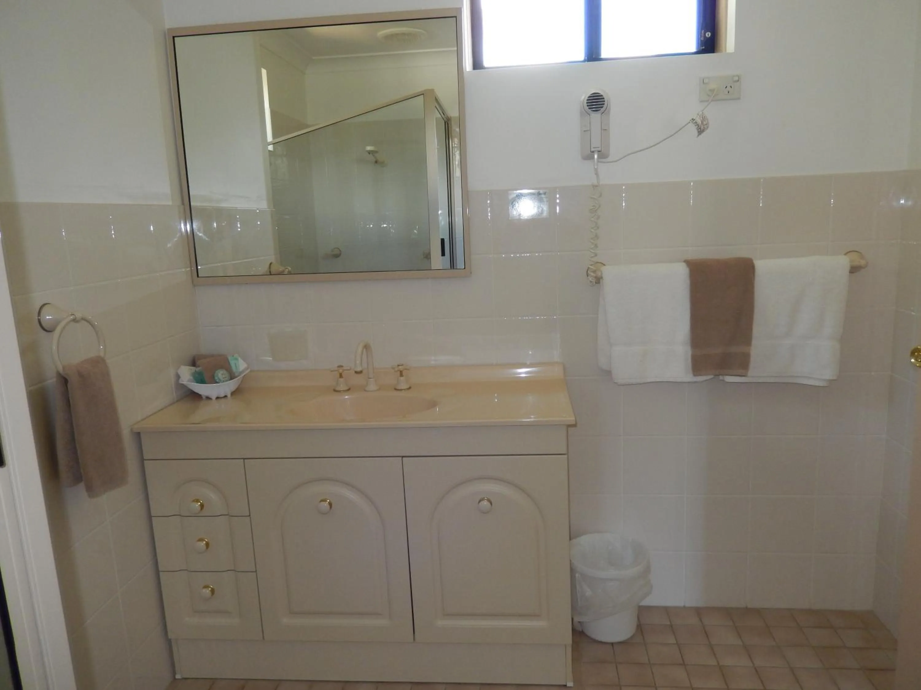 Bathroom in The Pioneer Way Motel