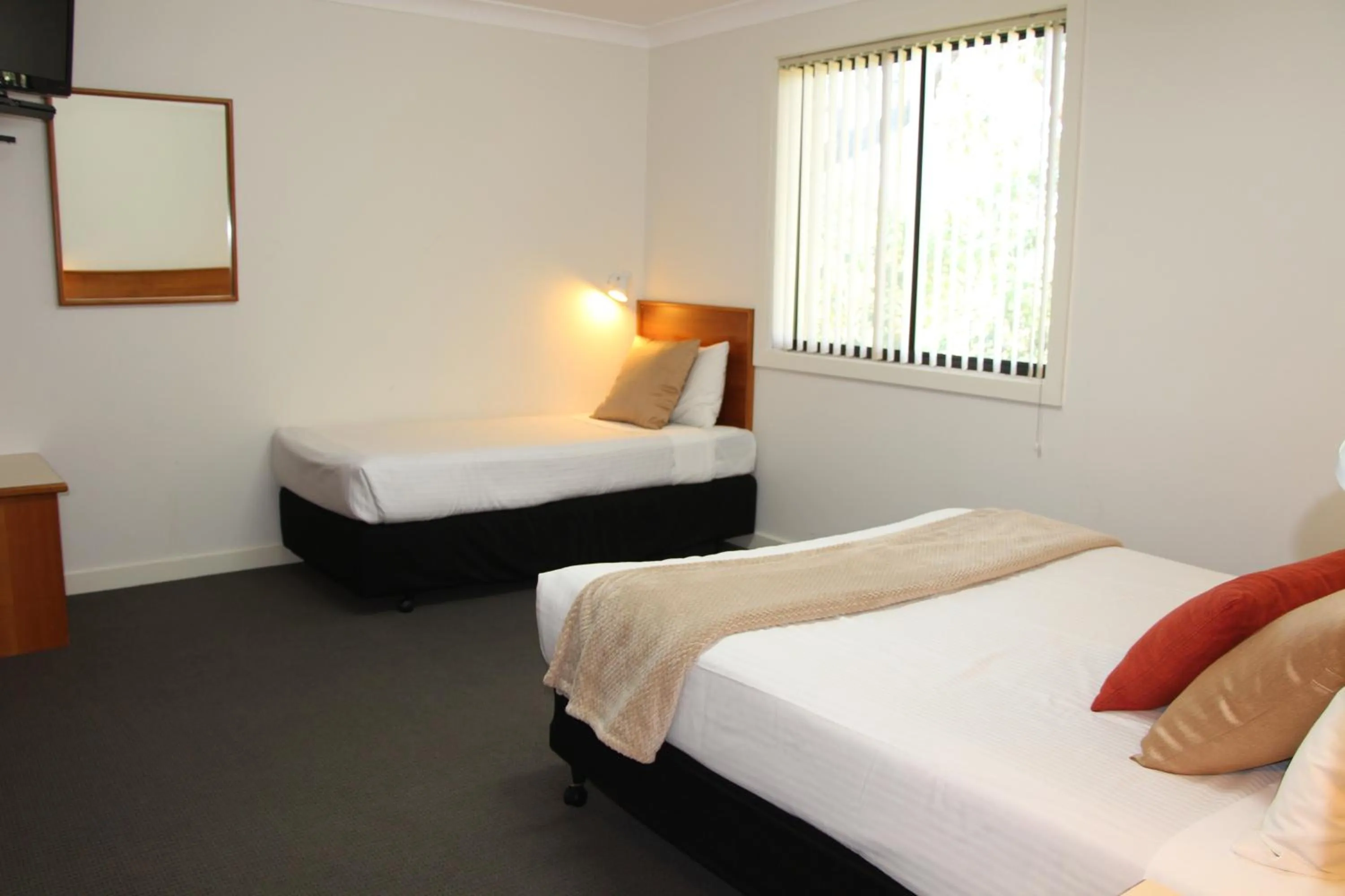 Bedroom, Bed in The Pioneer Way Motel