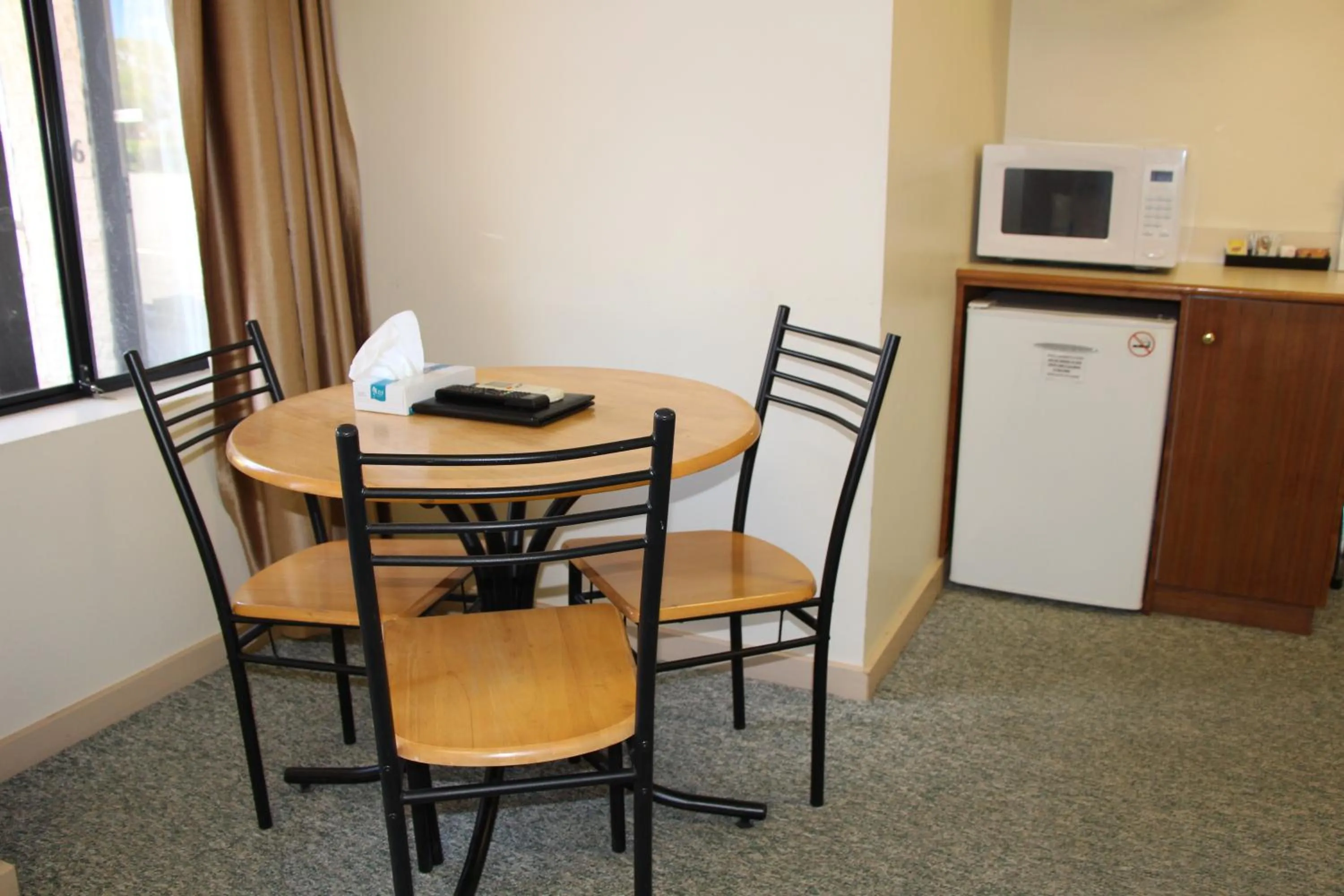 Dining area in The Pioneer Way Motel