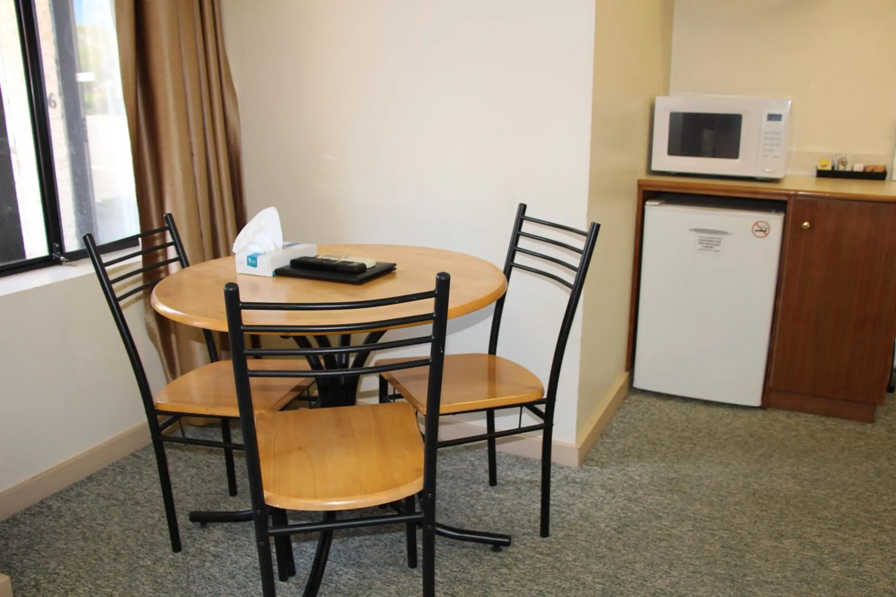 Dining area in The Pioneer Way Motel Dining area in The Pioneer Way Motel
