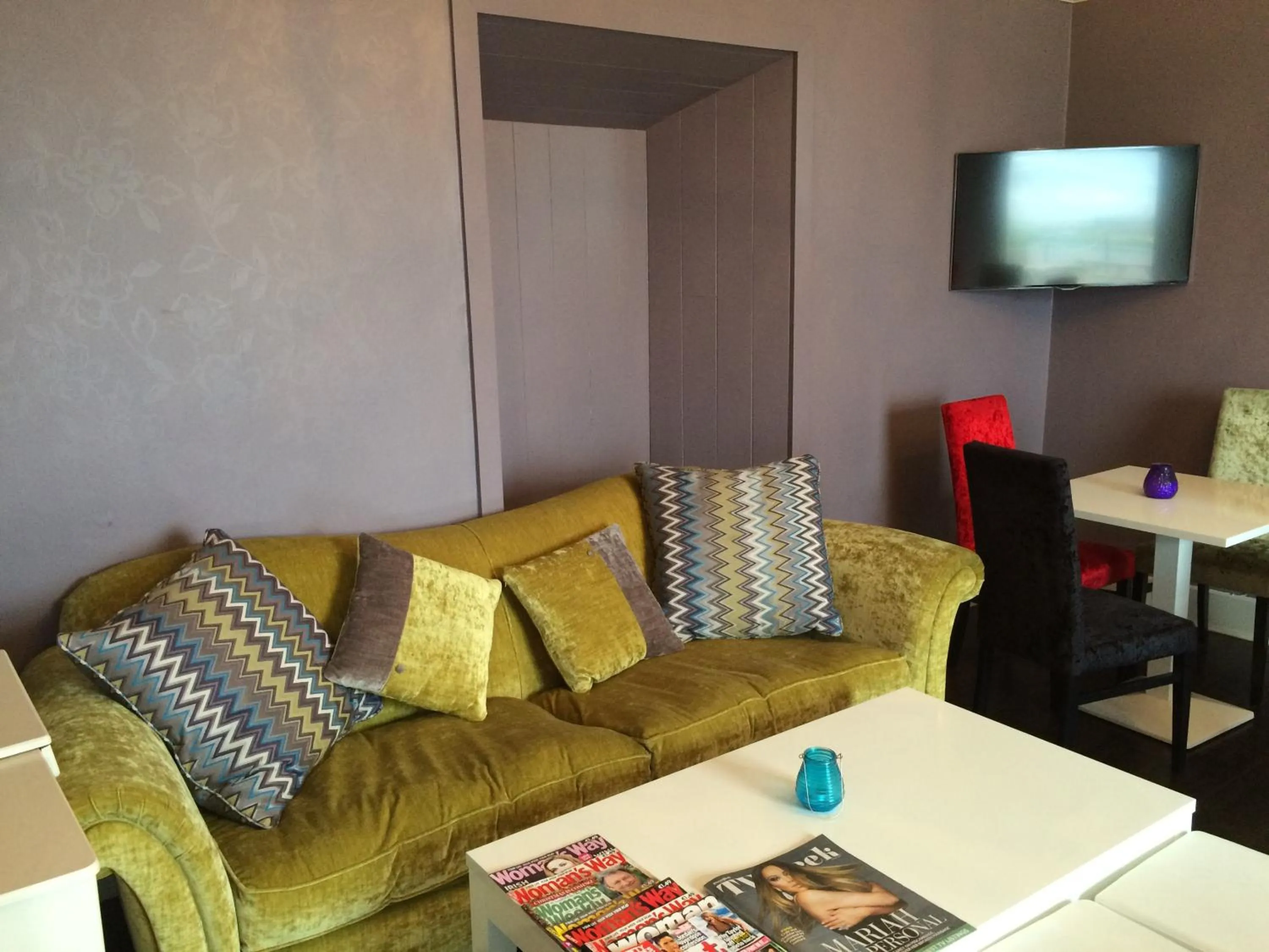 Communal lounge/ TV room in Coast Lodge