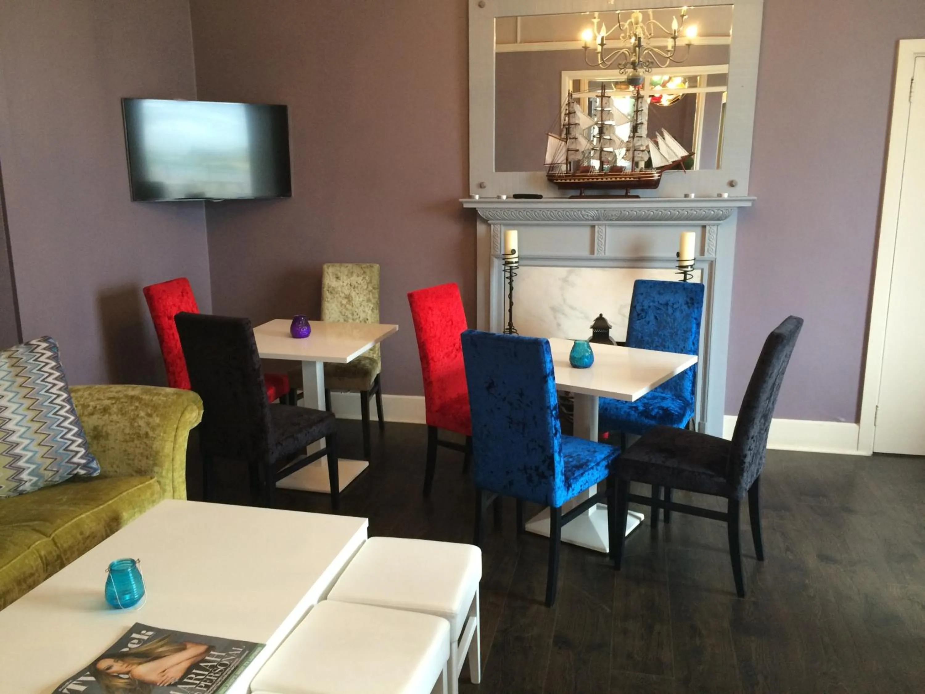 Communal lounge/ TV room in Coast Lodge