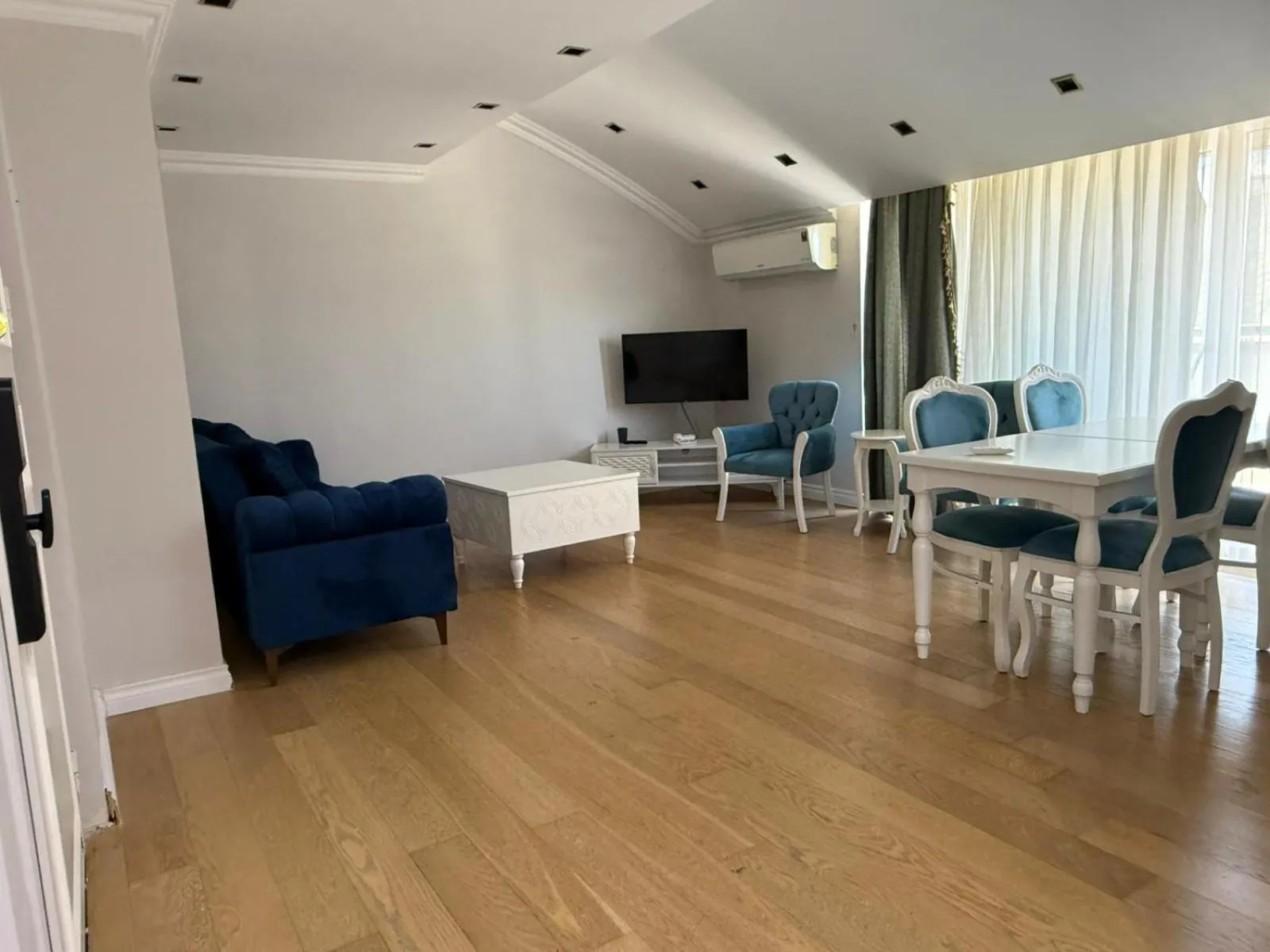 Communal lounge/ TV room in Onkel Rada Apart Hotel