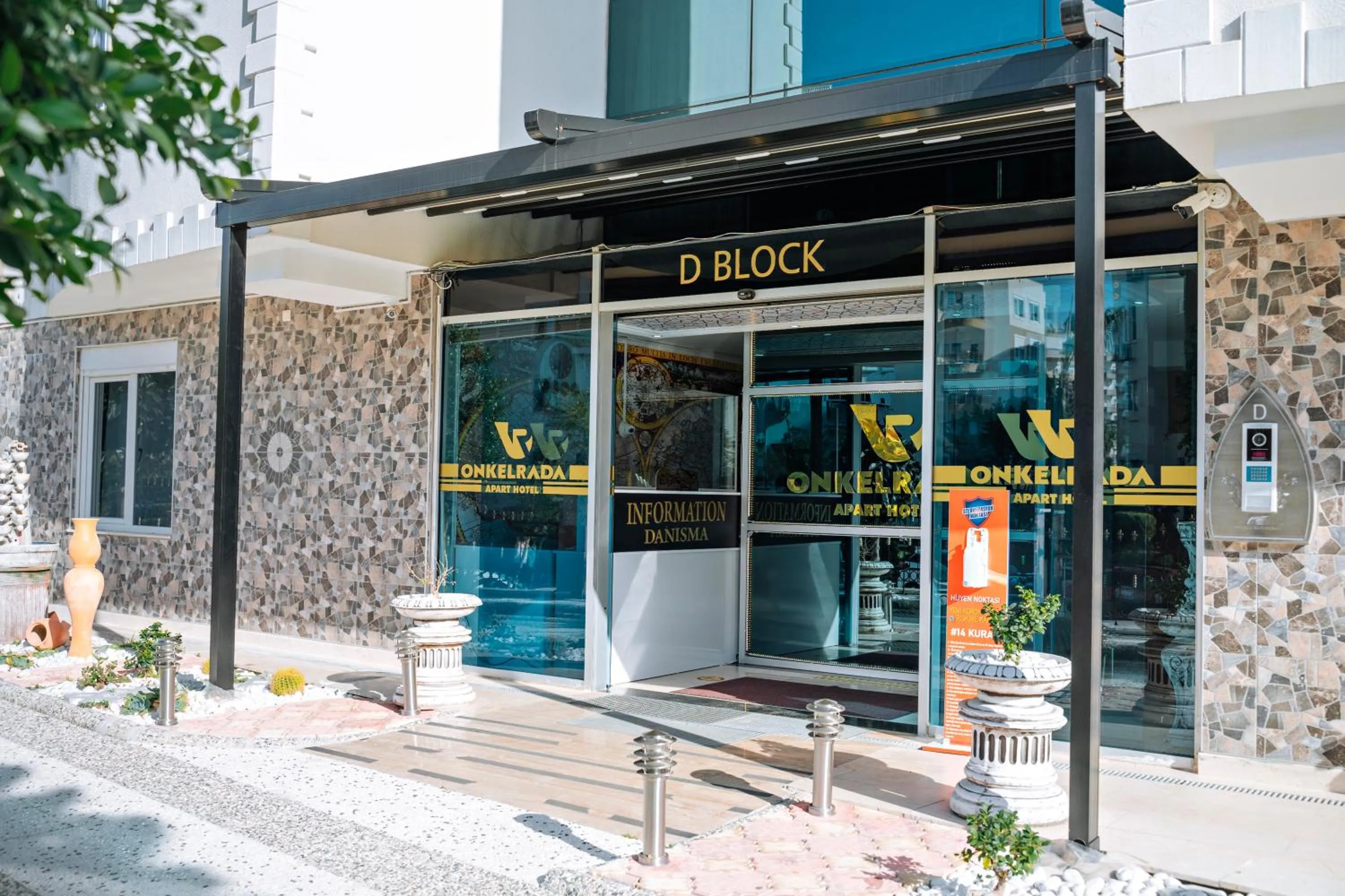 Facade/entrance in Onkel Rada Apart Hotel