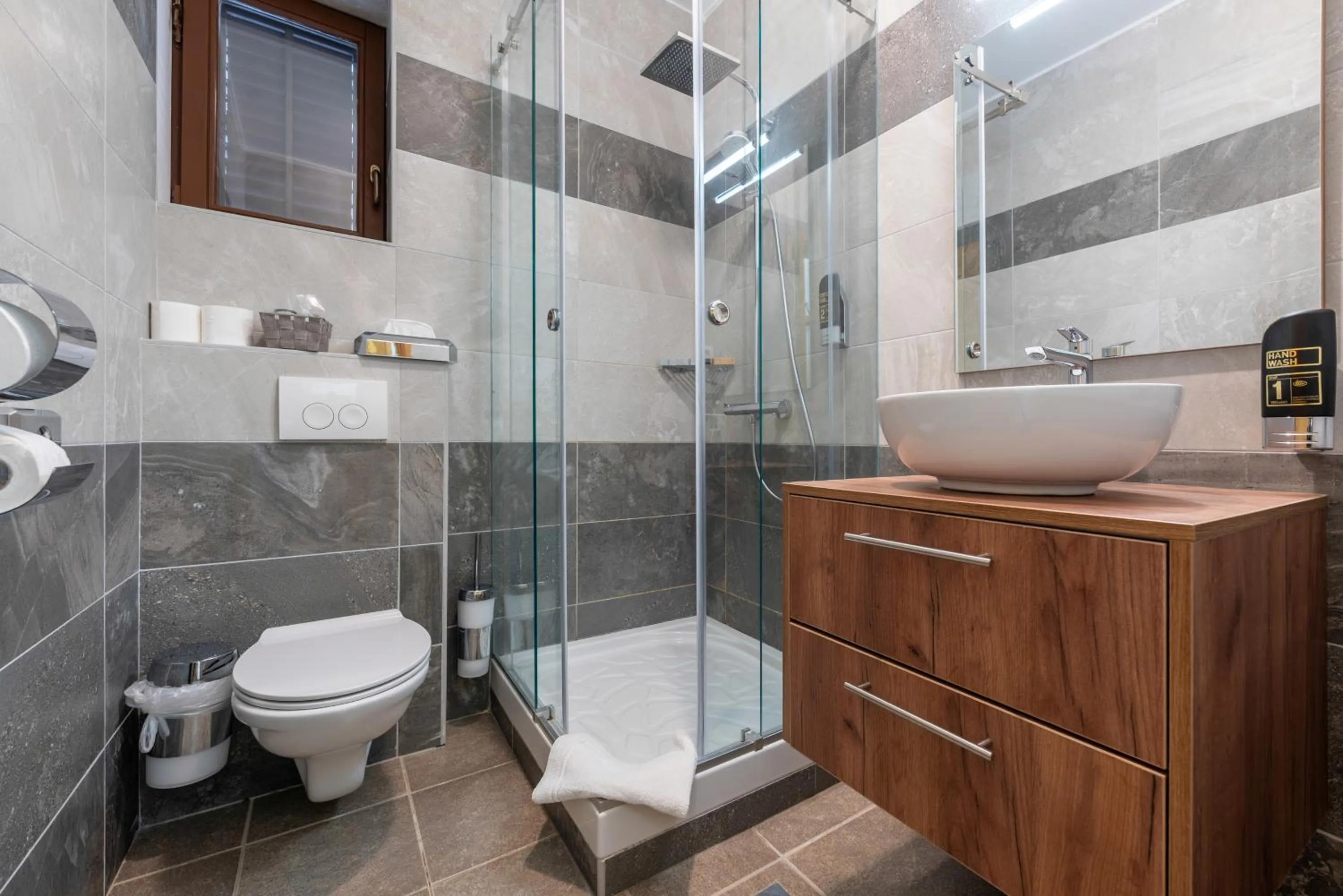 Shower in Aparthotel Plat