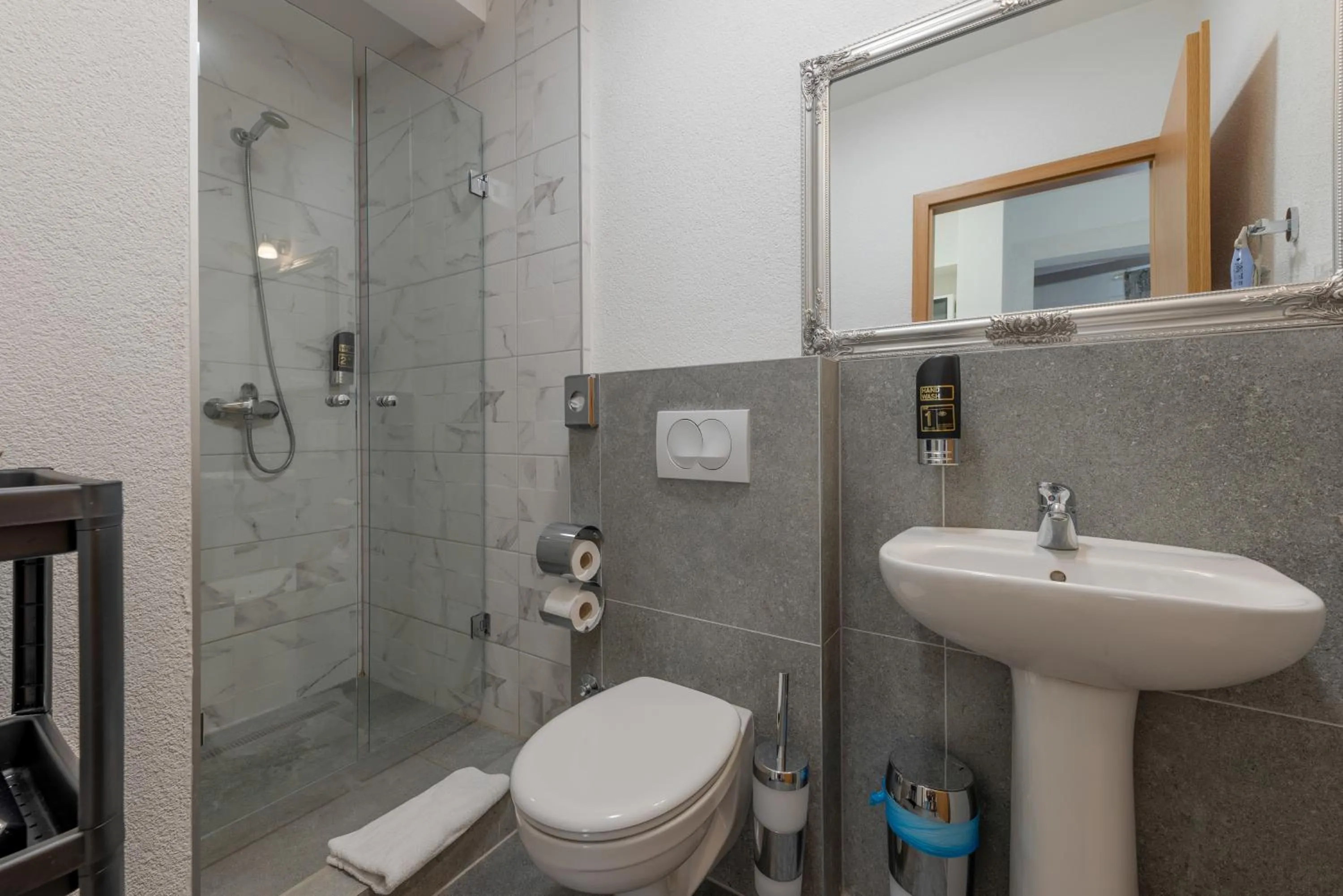 Shower in Aparthotel Plat