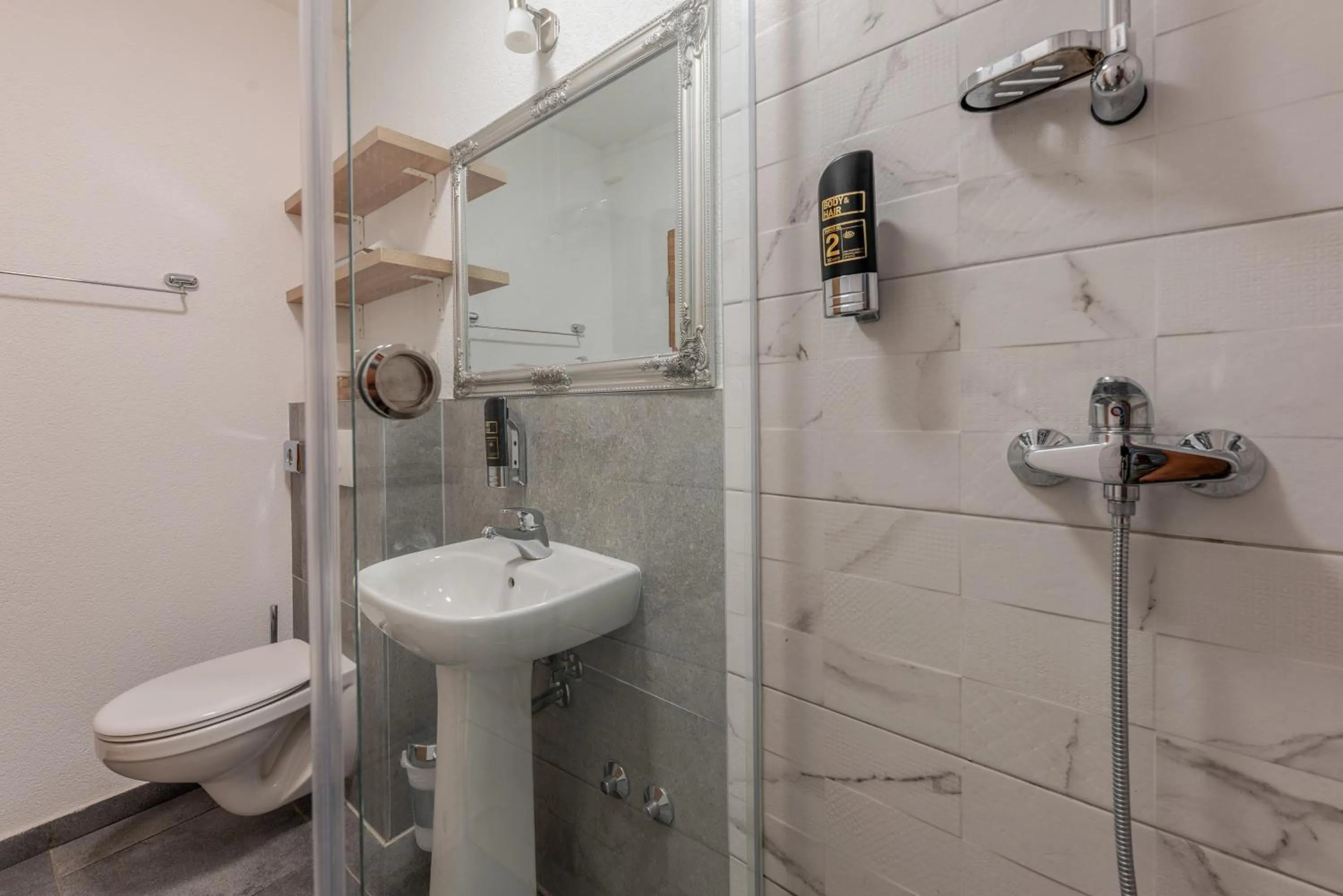 Shower in Aparthotel Plat