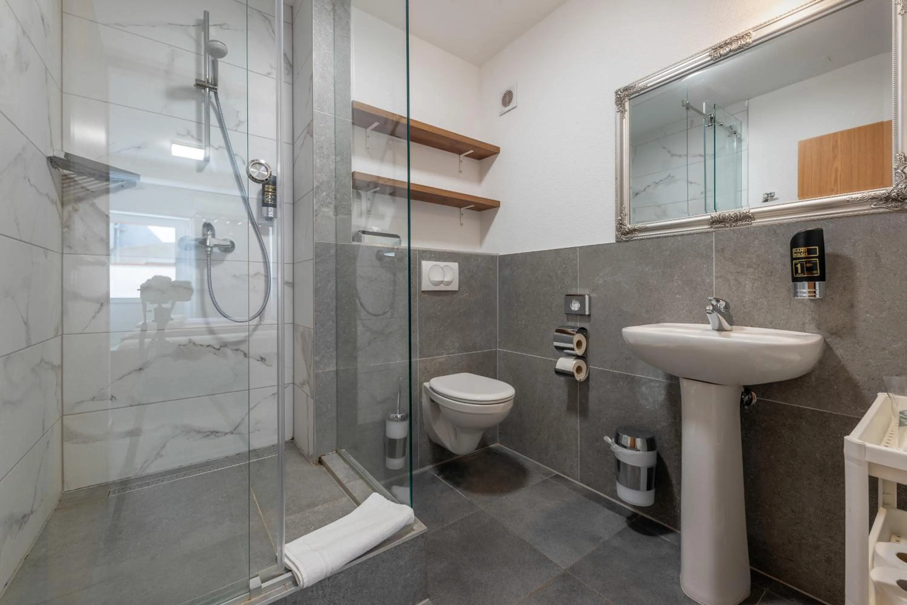 Shower in Aparthotel Plat