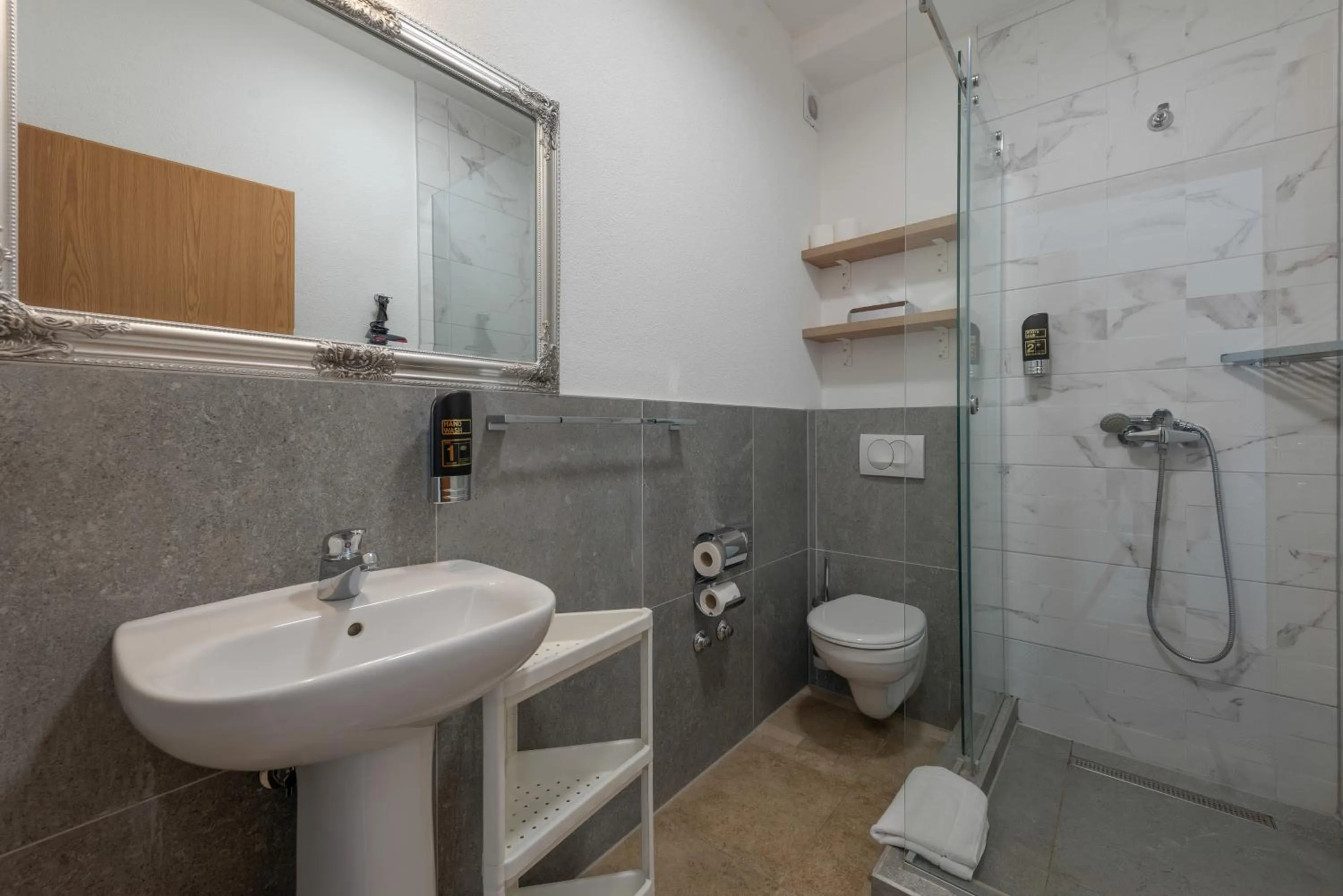 Shower in Aparthotel Plat