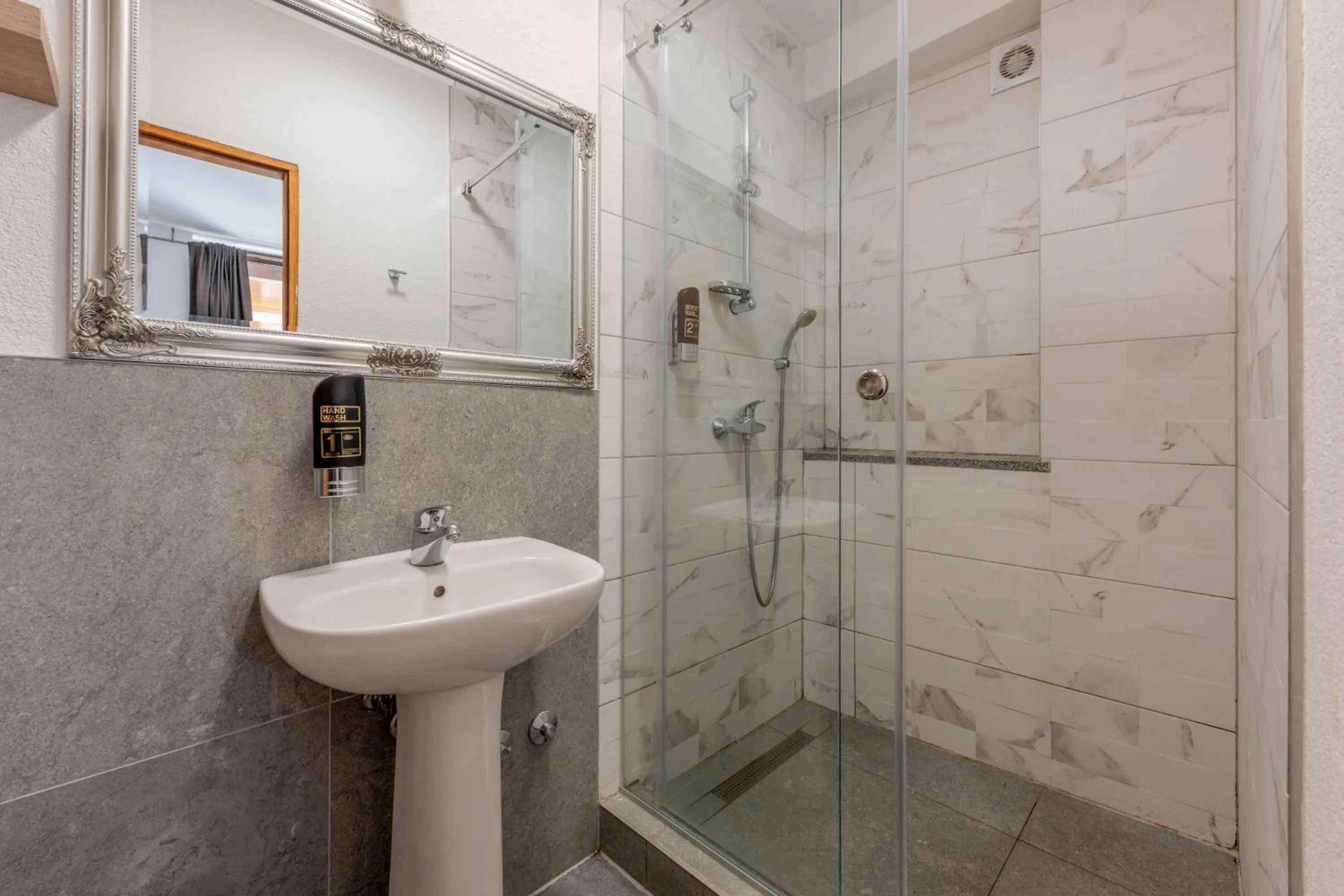 Shower in Aparthotel Plat