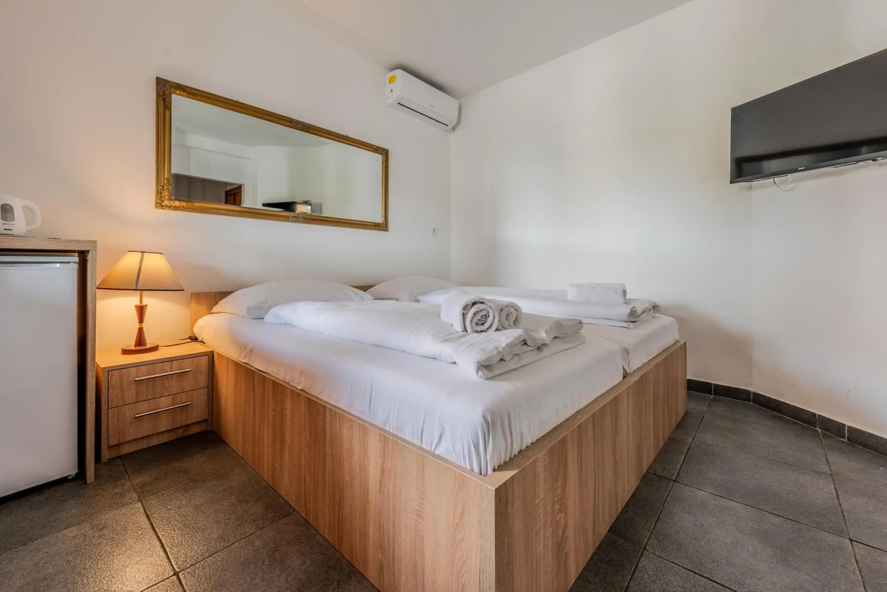 TV and multimedia, Bed in Aparthotel Plat TV and multimedia, Bed in Aparthotel Plat