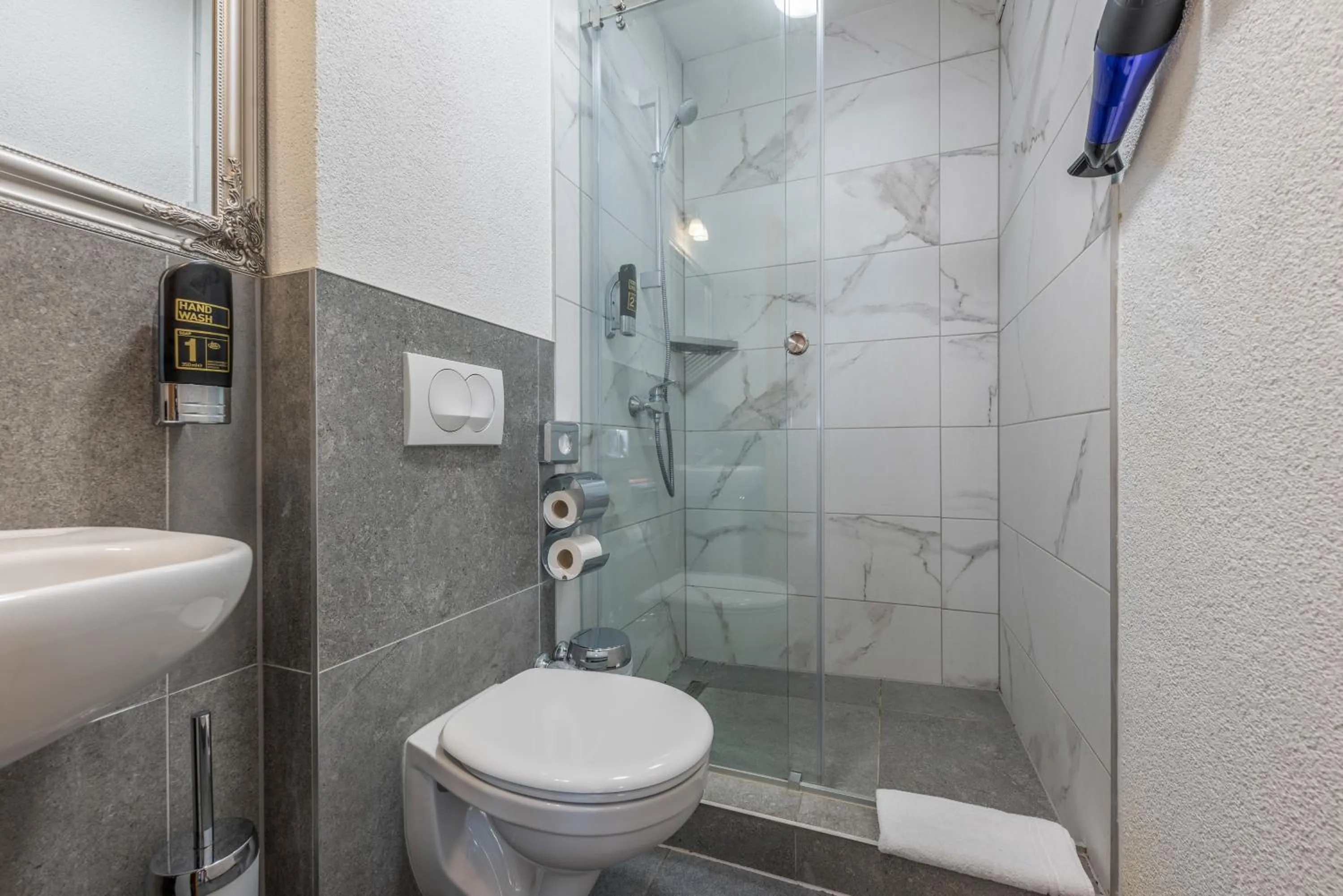 Shower in Aparthotel Plat