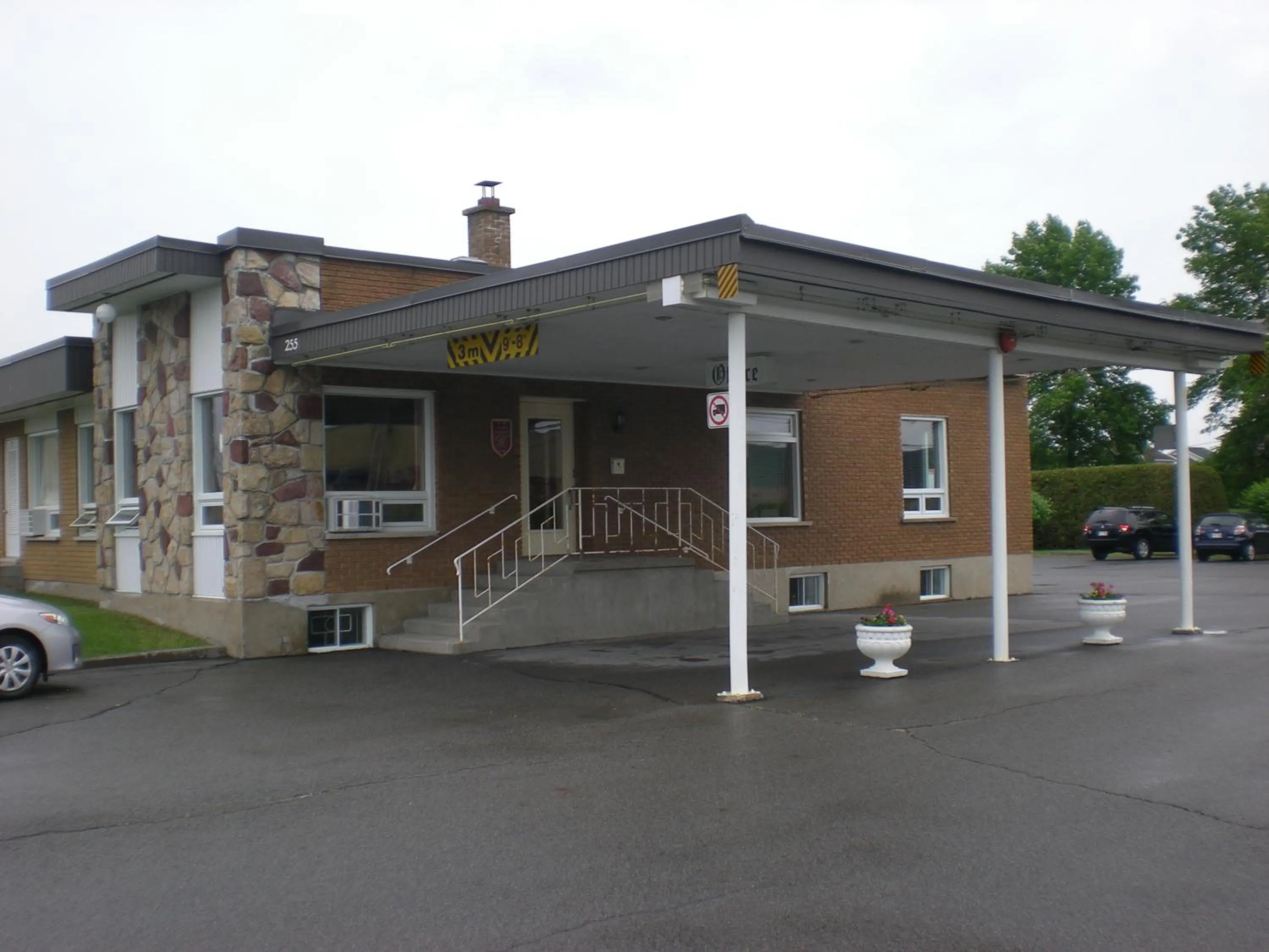 Property building in Motel Vaudreuil