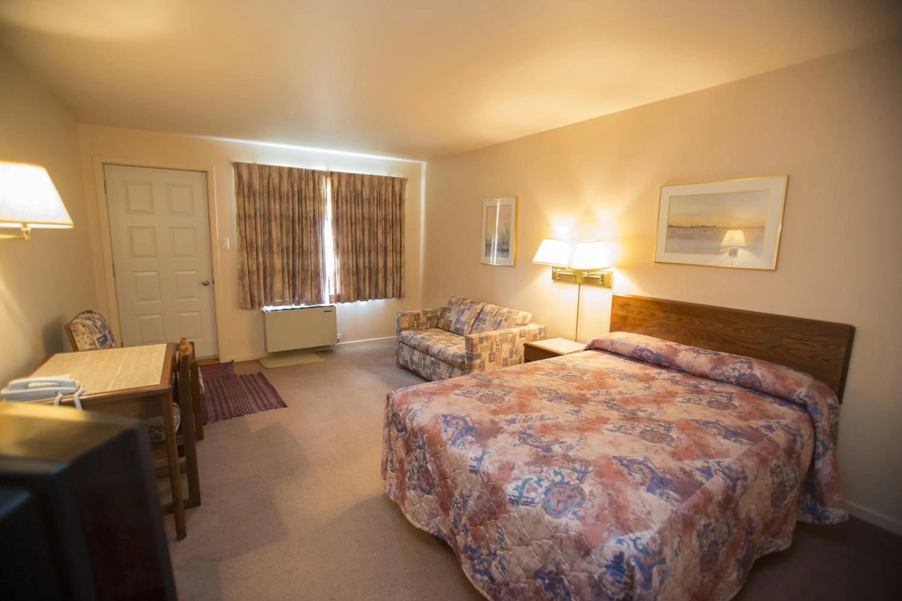 Photo of the whole room, Bed in Motel Vaudreuil