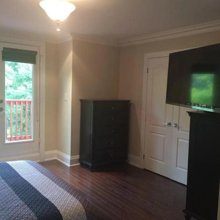 Bed in Luxury Home - Upper Toronto Beaches