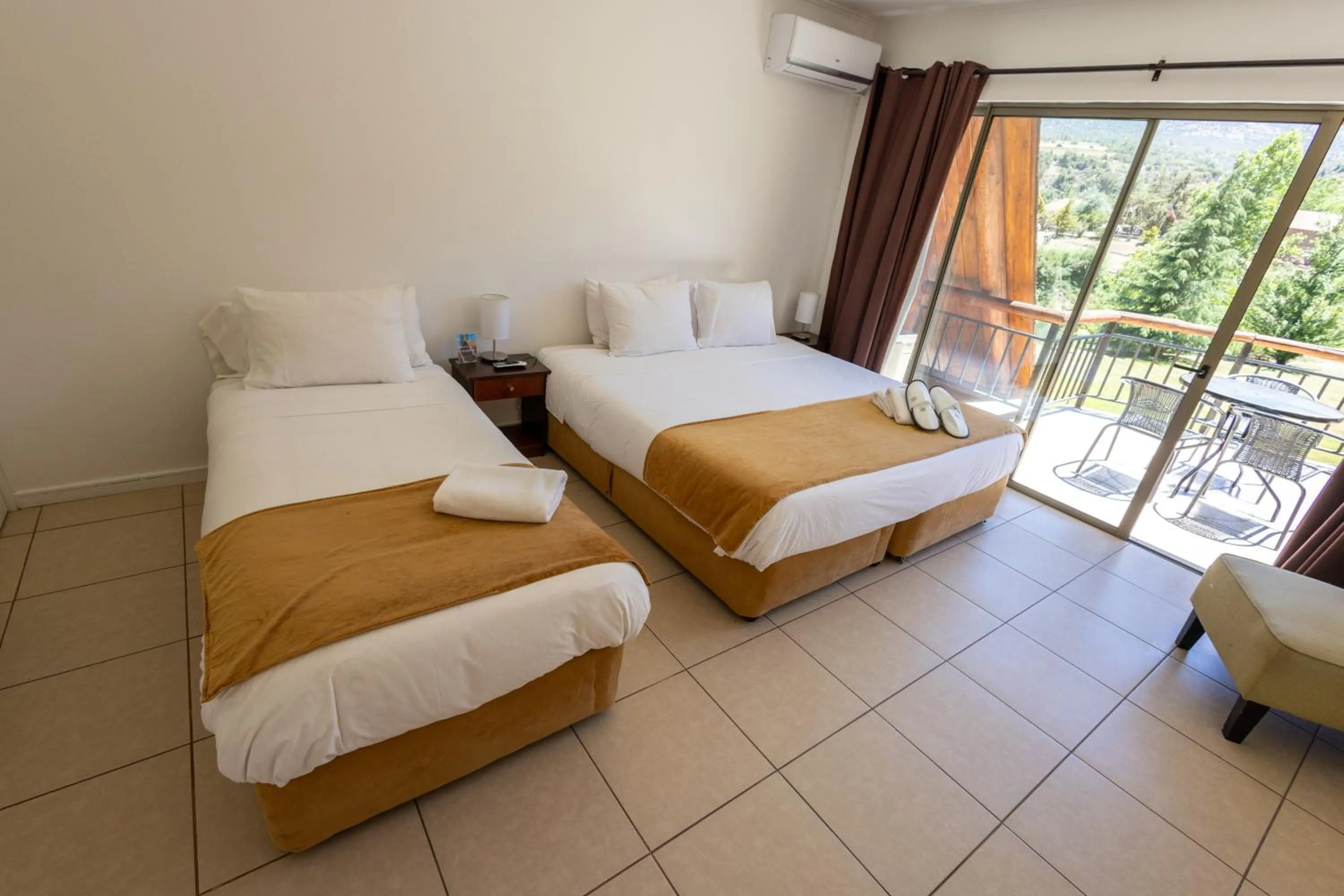 Bed in San Francisco Lodge